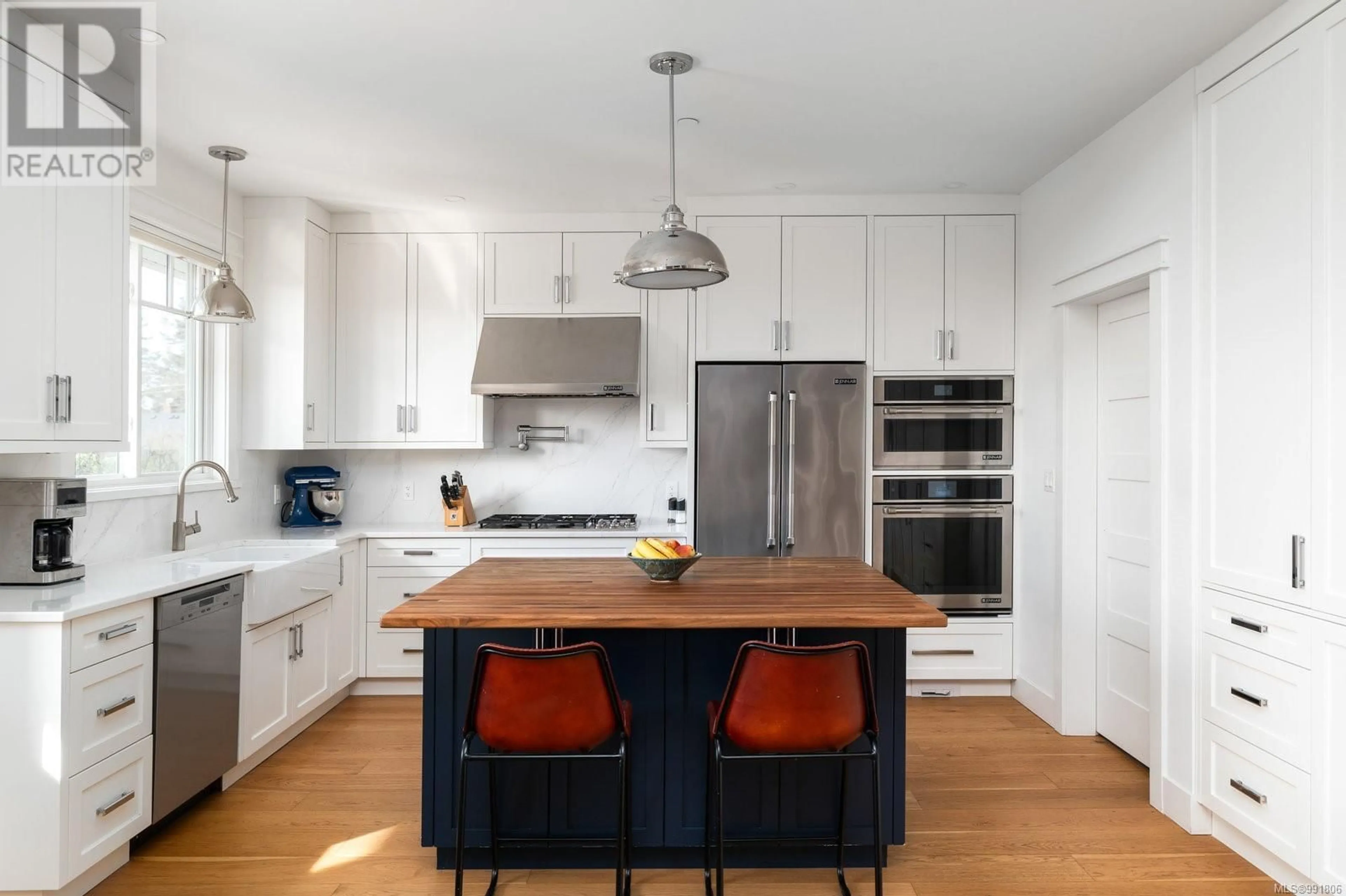 Contemporary kitchen, wood/laminate floor for 1941 Cochrane St, Saanich British Columbia V8R3H4