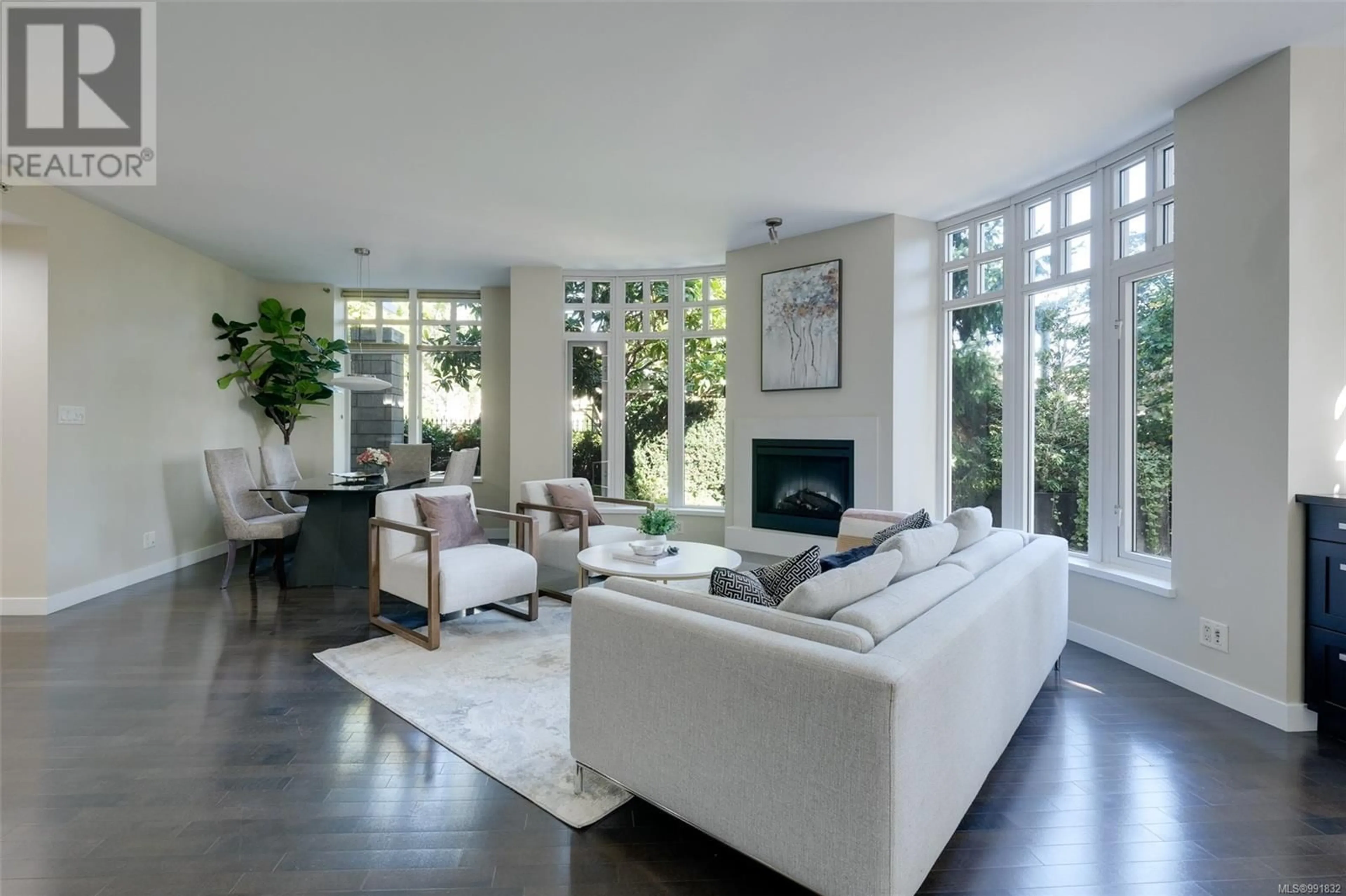 Living room with furniture, unknown for 206 - 999 BURDETT AVENUE, Victoria British Columbia V8V3G7