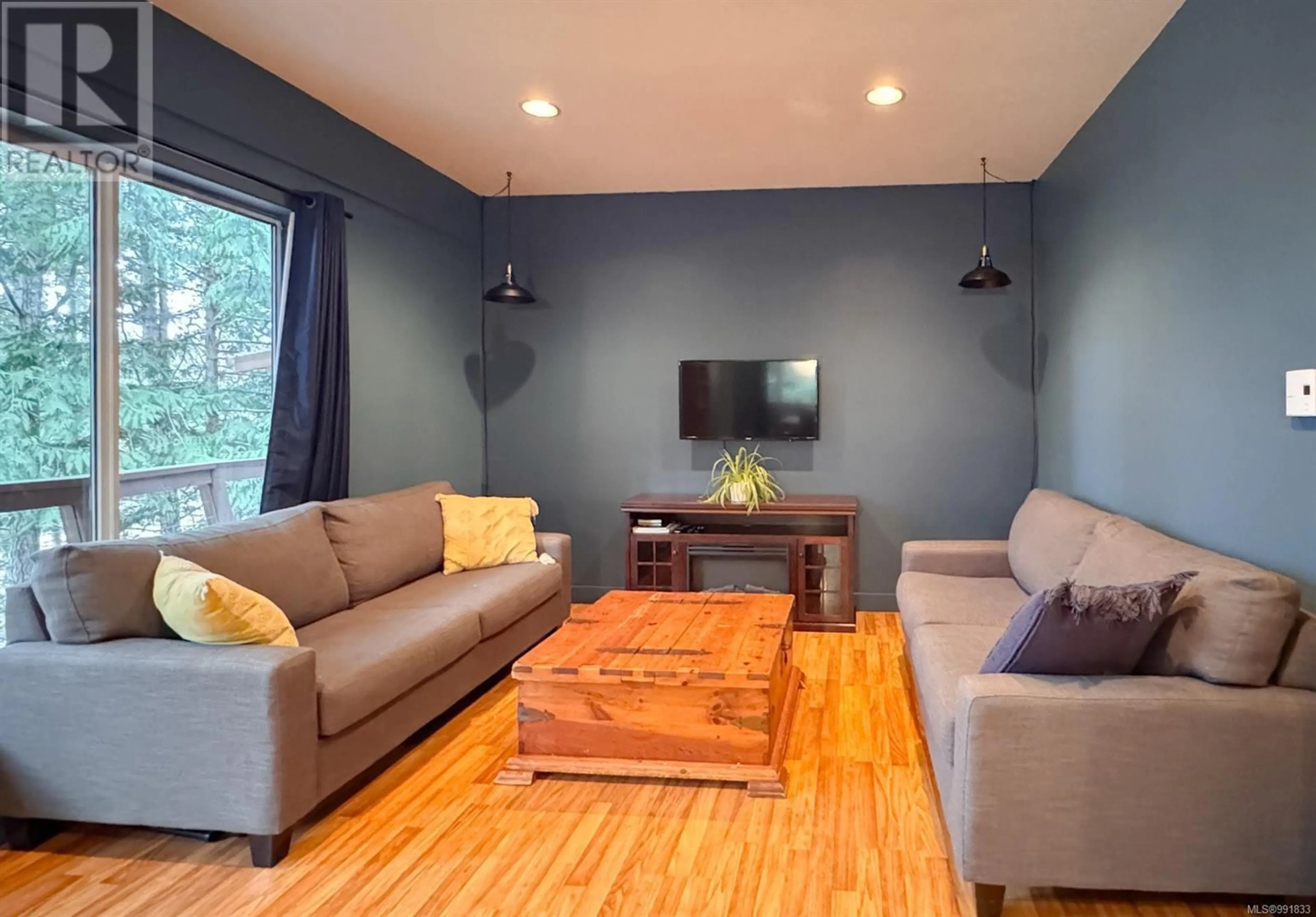 Living room with furniture, wood/laminate floor for 275 Foster Close, Gabriola Island British Columbia V0R1X2