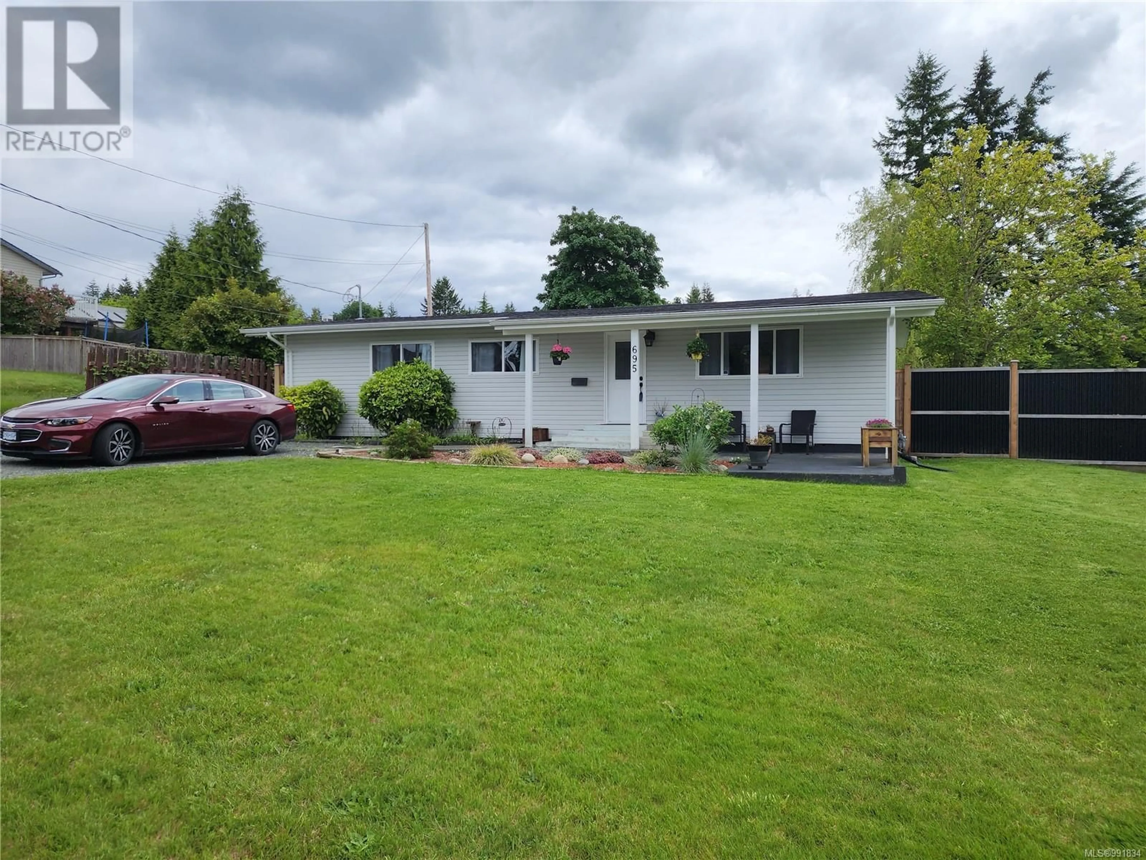 A pic from outside/outdoor area/front of a property/back of a property/a pic from drone, street for 695 EVERGREEN ROAD, Campbell River British Columbia V9W3R7