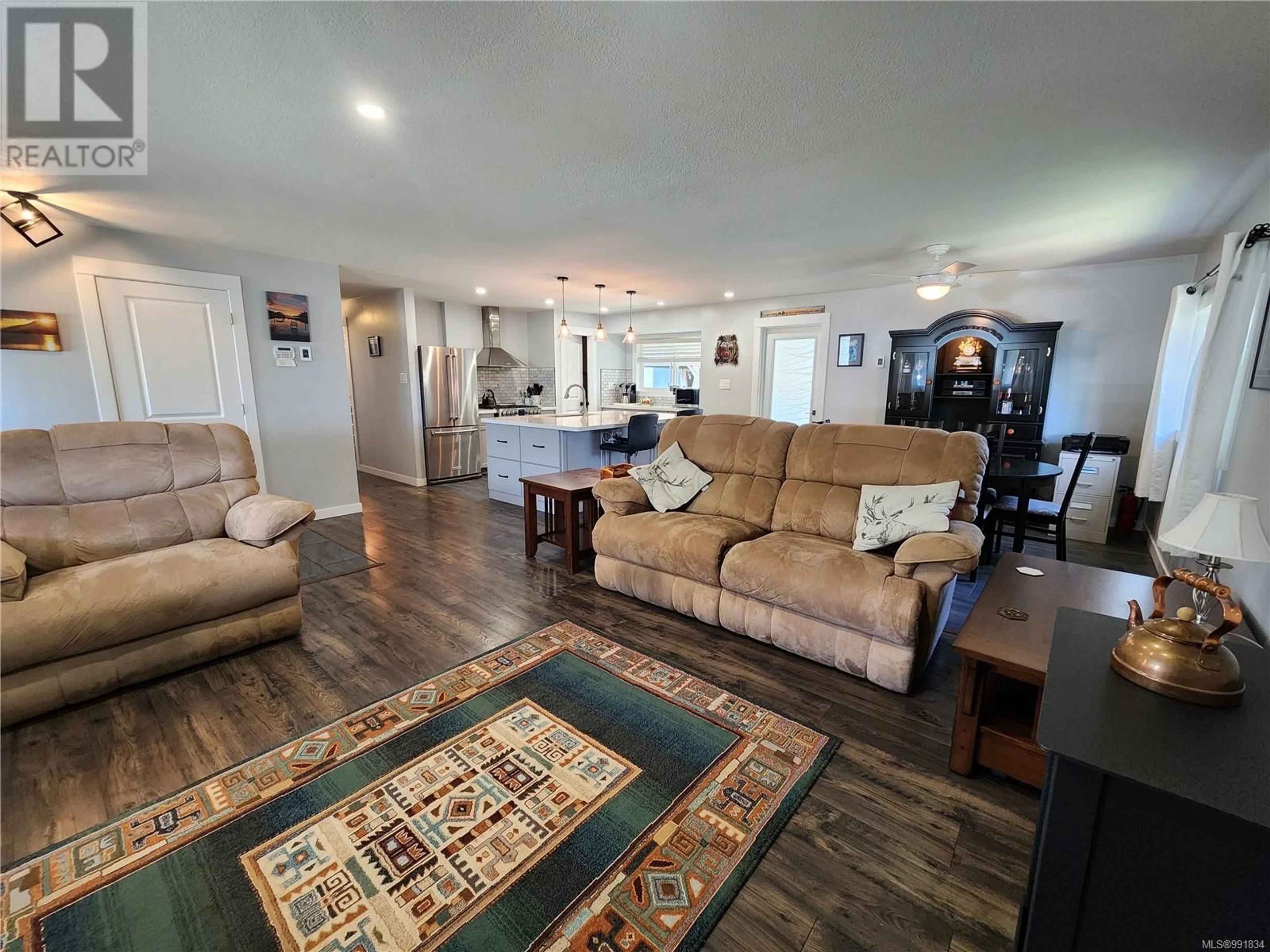 Living room with furniture, unknown for 695 EVERGREEN ROAD, Campbell River British Columbia V9W3R7