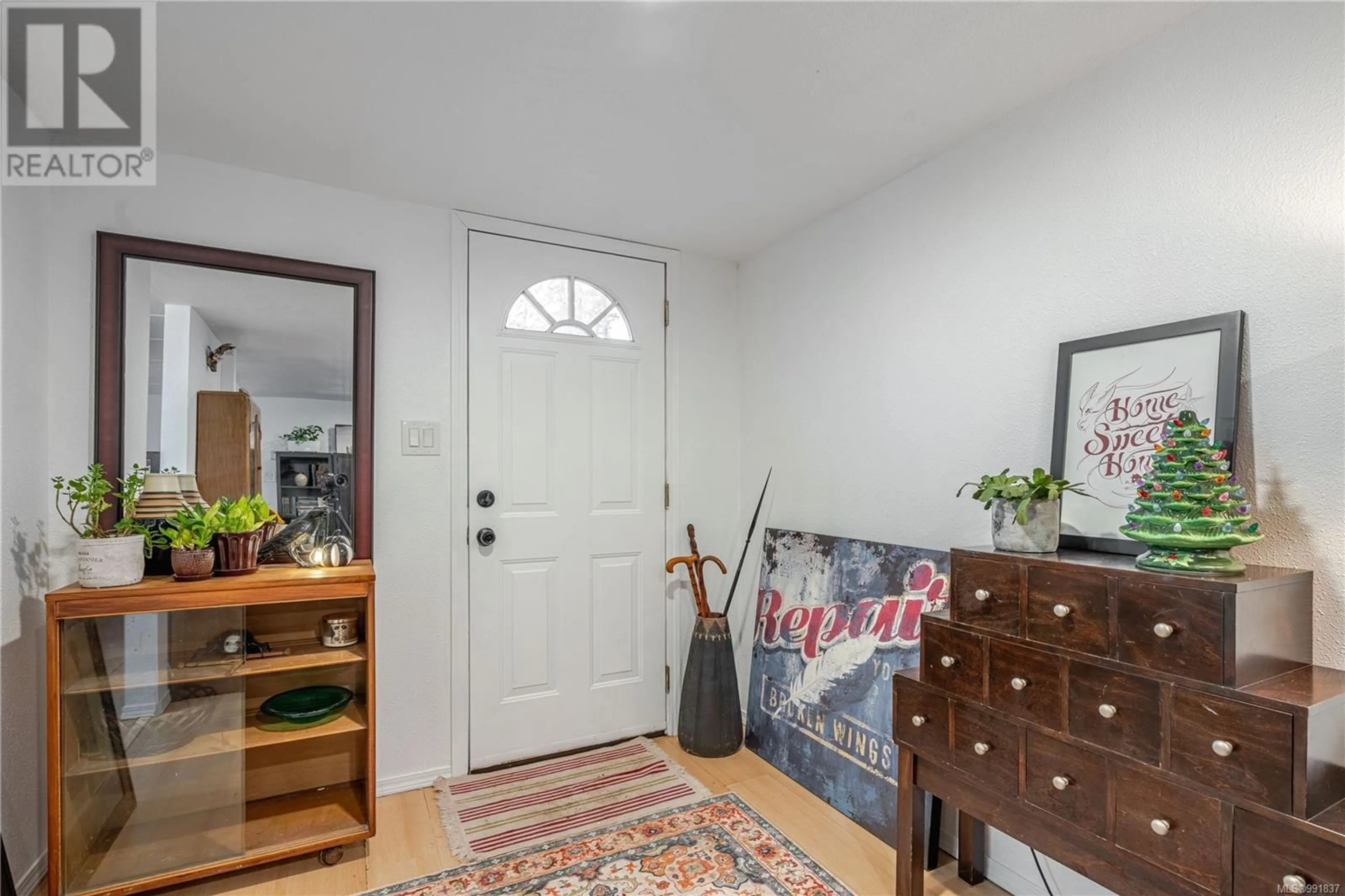 Indoor entryway for 7 - 1201 CRAIGFLOWER ROAD, View Royal British Columbia V9A2X9