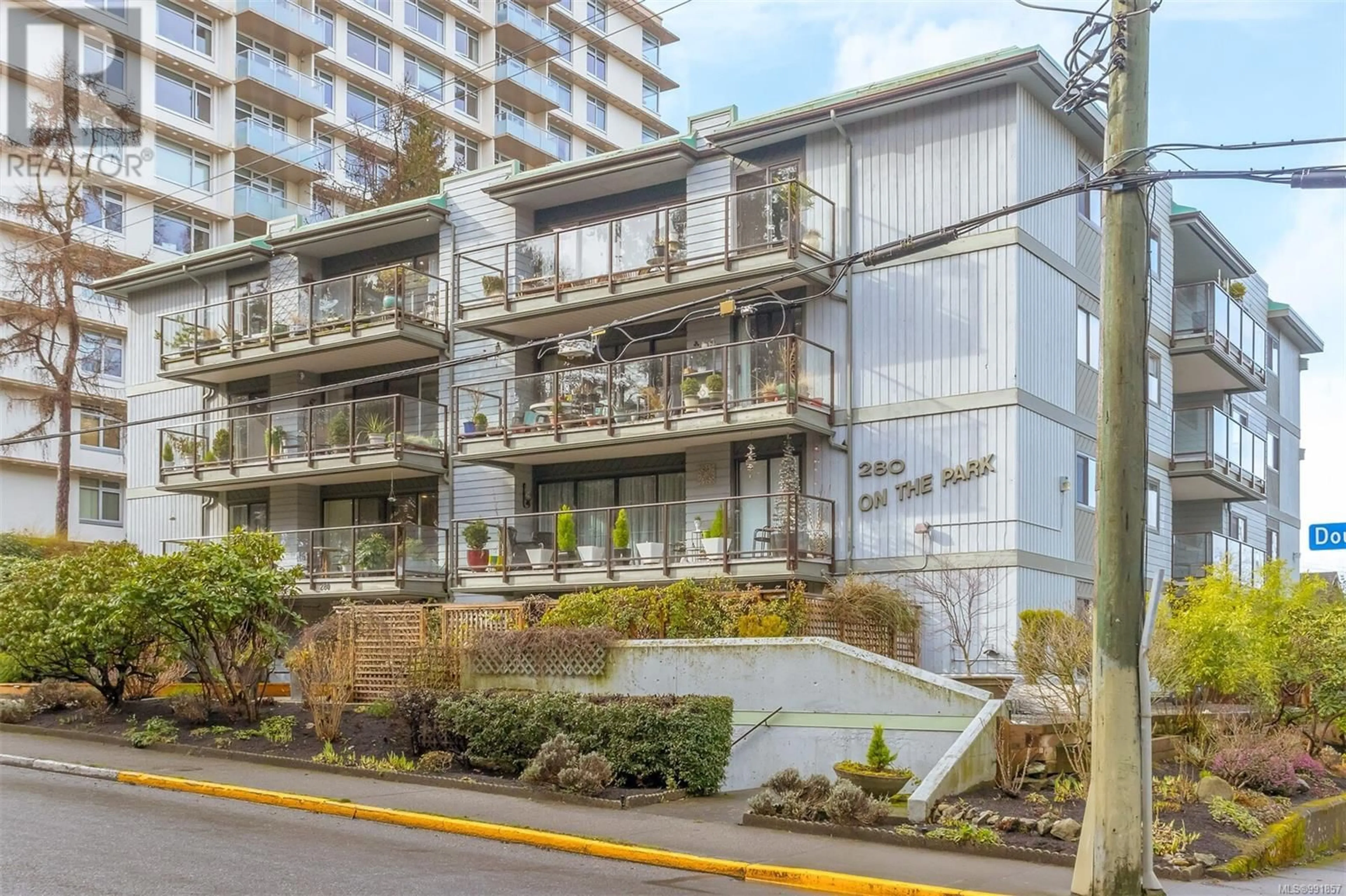 Patio, street for 102 280 Douglas St, Victoria British Columbia V8V2P2