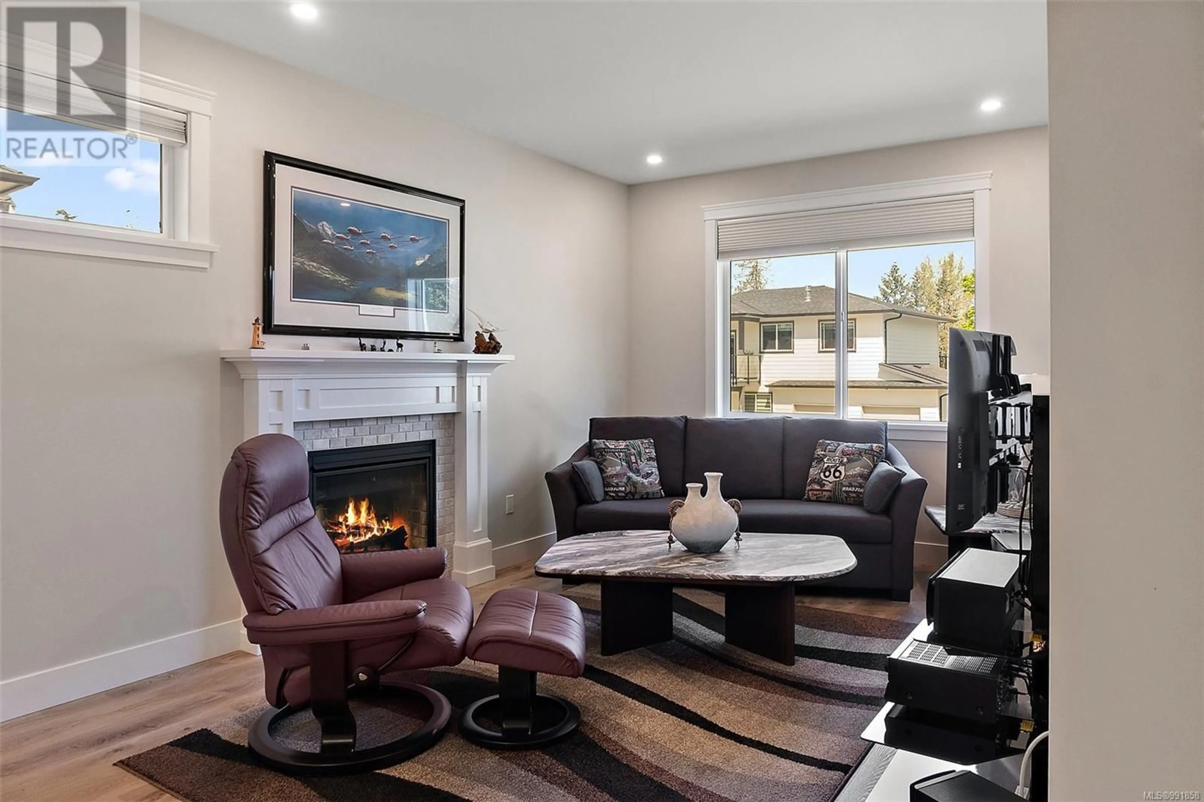 Living room with furniture, unknown for 1946 FARLEIGH WAY, Duncan British Columbia V9L0H1