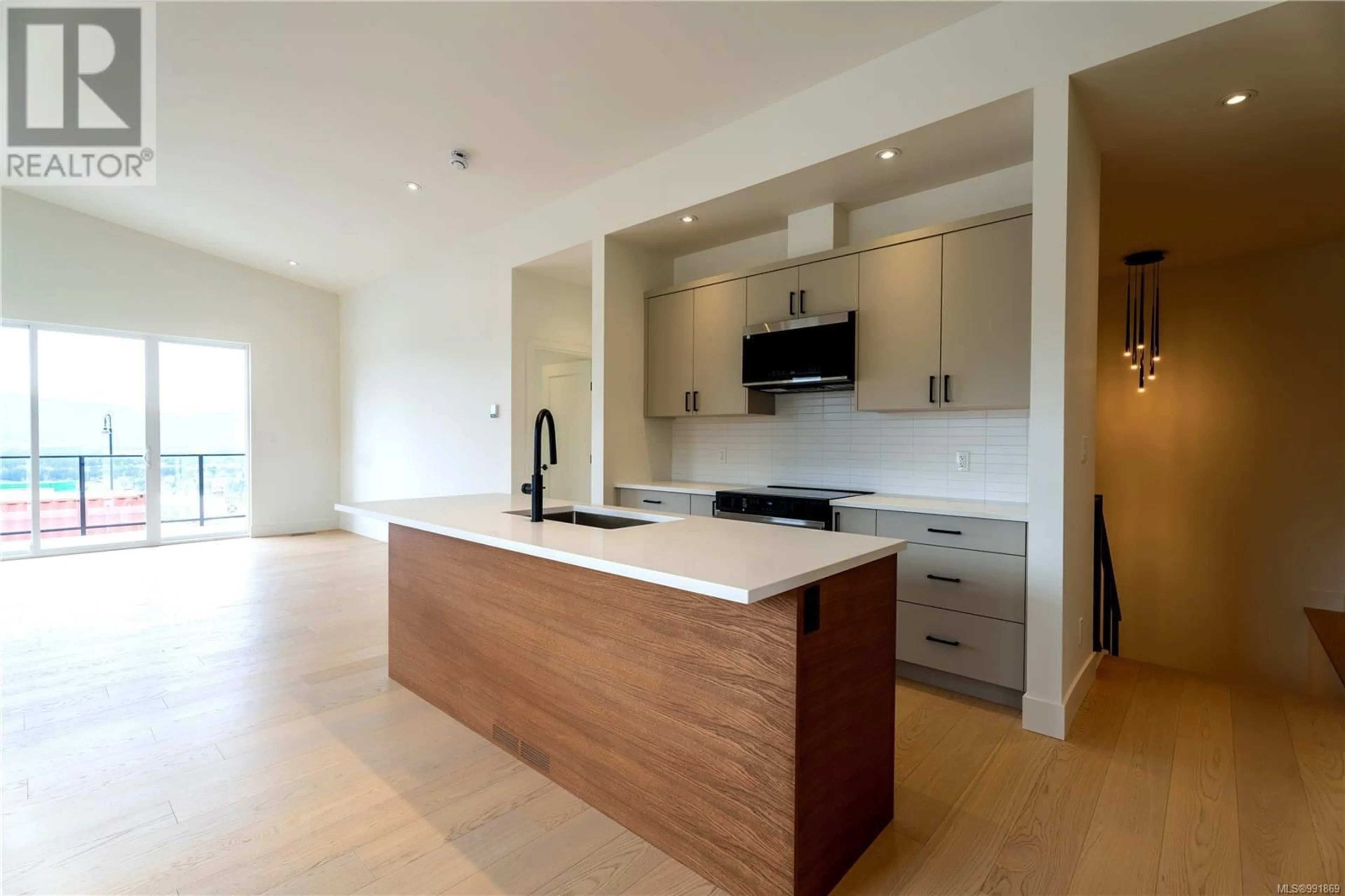 Open concept kitchen, wood/laminate floor for 117 - 3116 WOODRUSH DRIVE, Duncan British Columbia V9L0G1