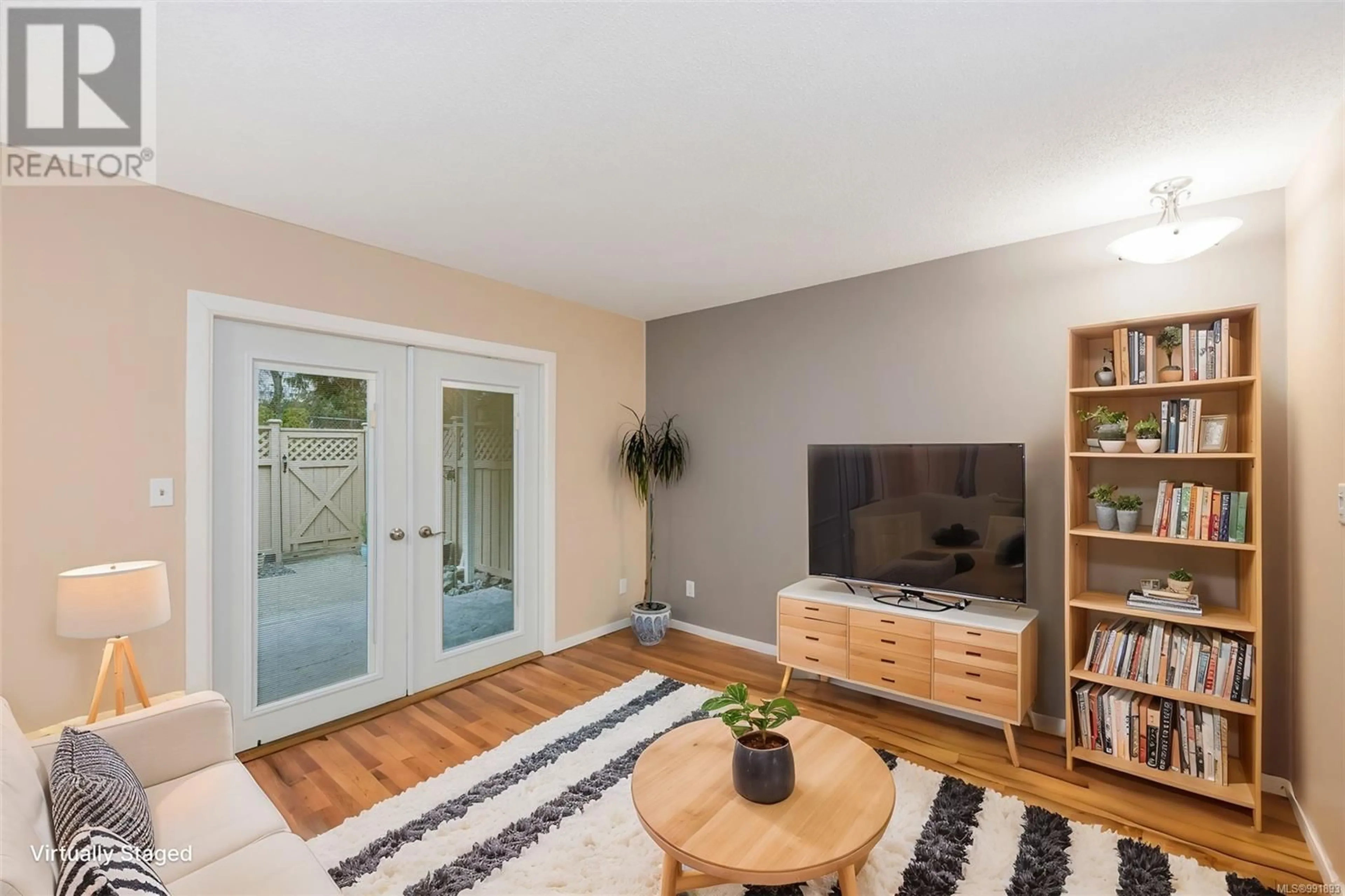 Living room with furniture, wood/laminate floor for 21 10046 Fifth St, Sidney British Columbia V8L2X9