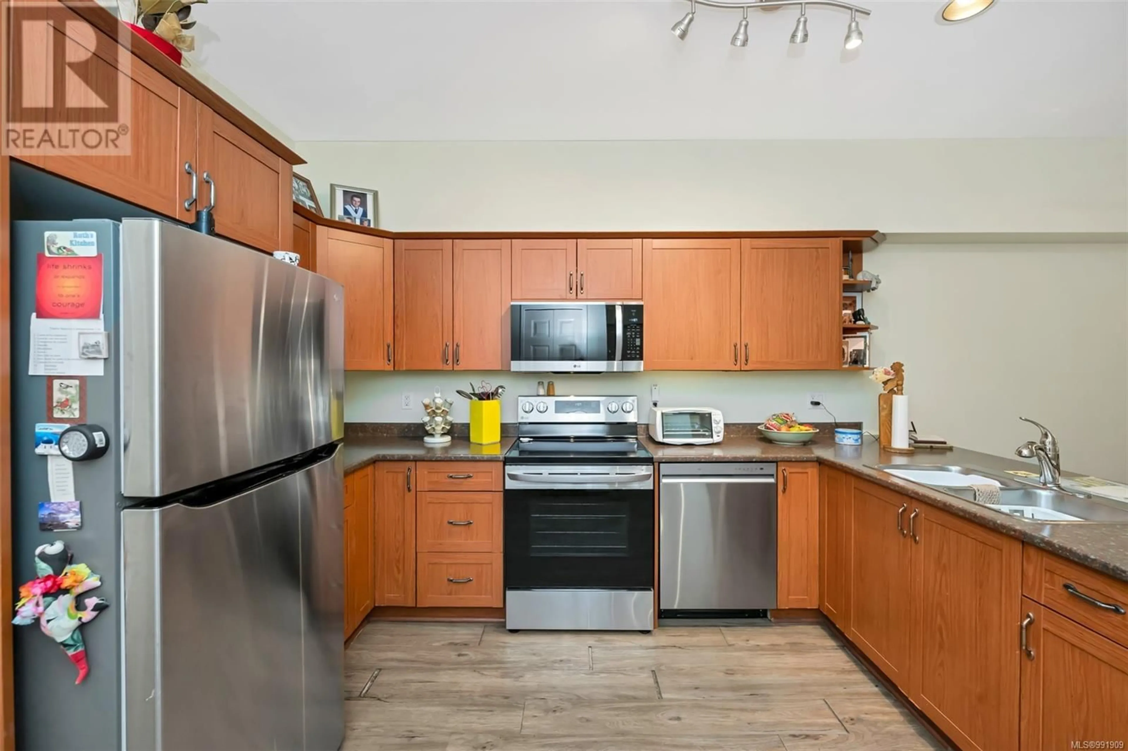 Standard kitchen, ceramic/tile floor for 103 - 360 GOLDSTREAM AVENUE, Colwood British Columbia V9B2W3