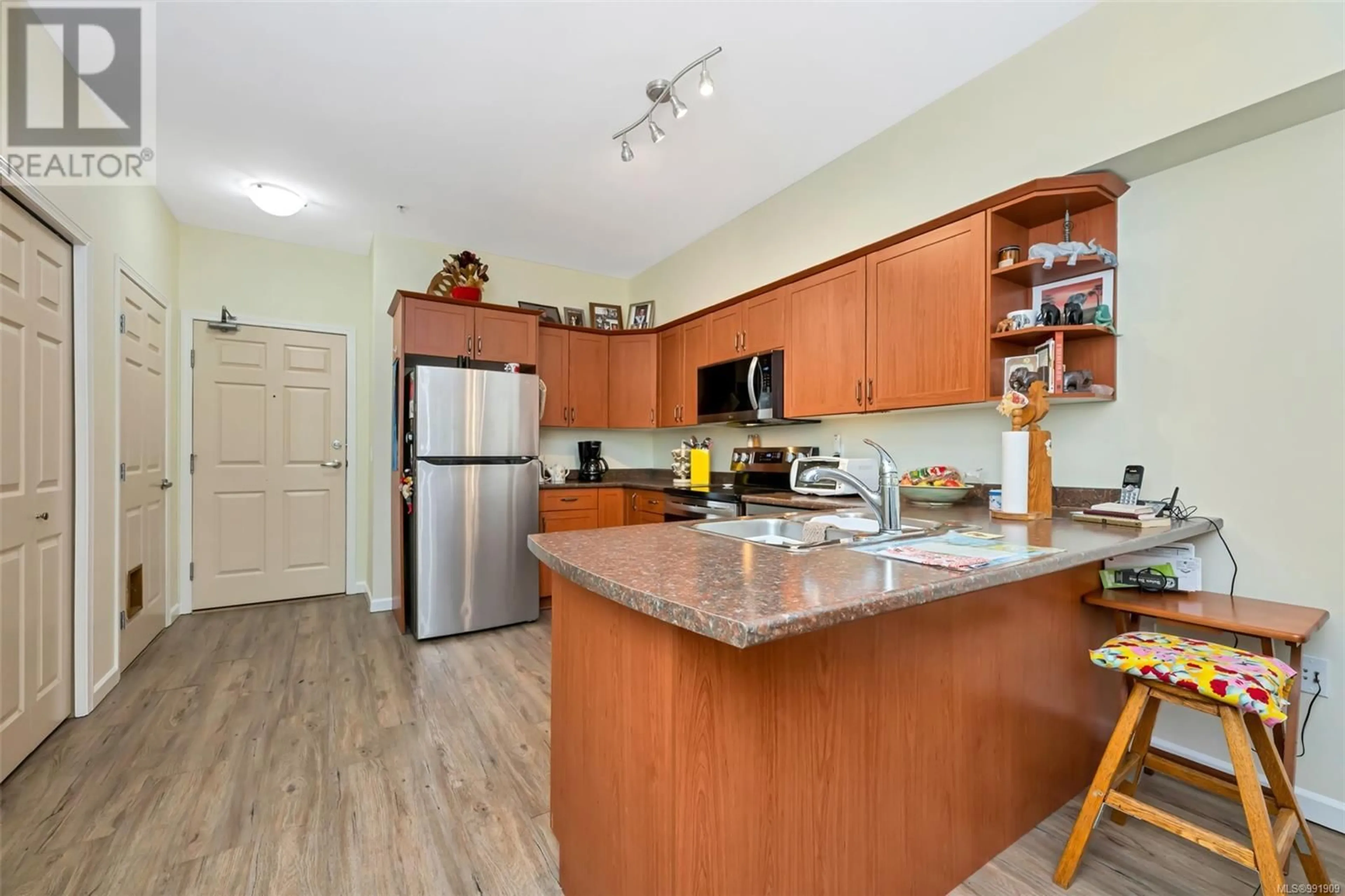 Standard kitchen, unknown for 103 - 360 GOLDSTREAM AVENUE, Colwood British Columbia V9B2W3