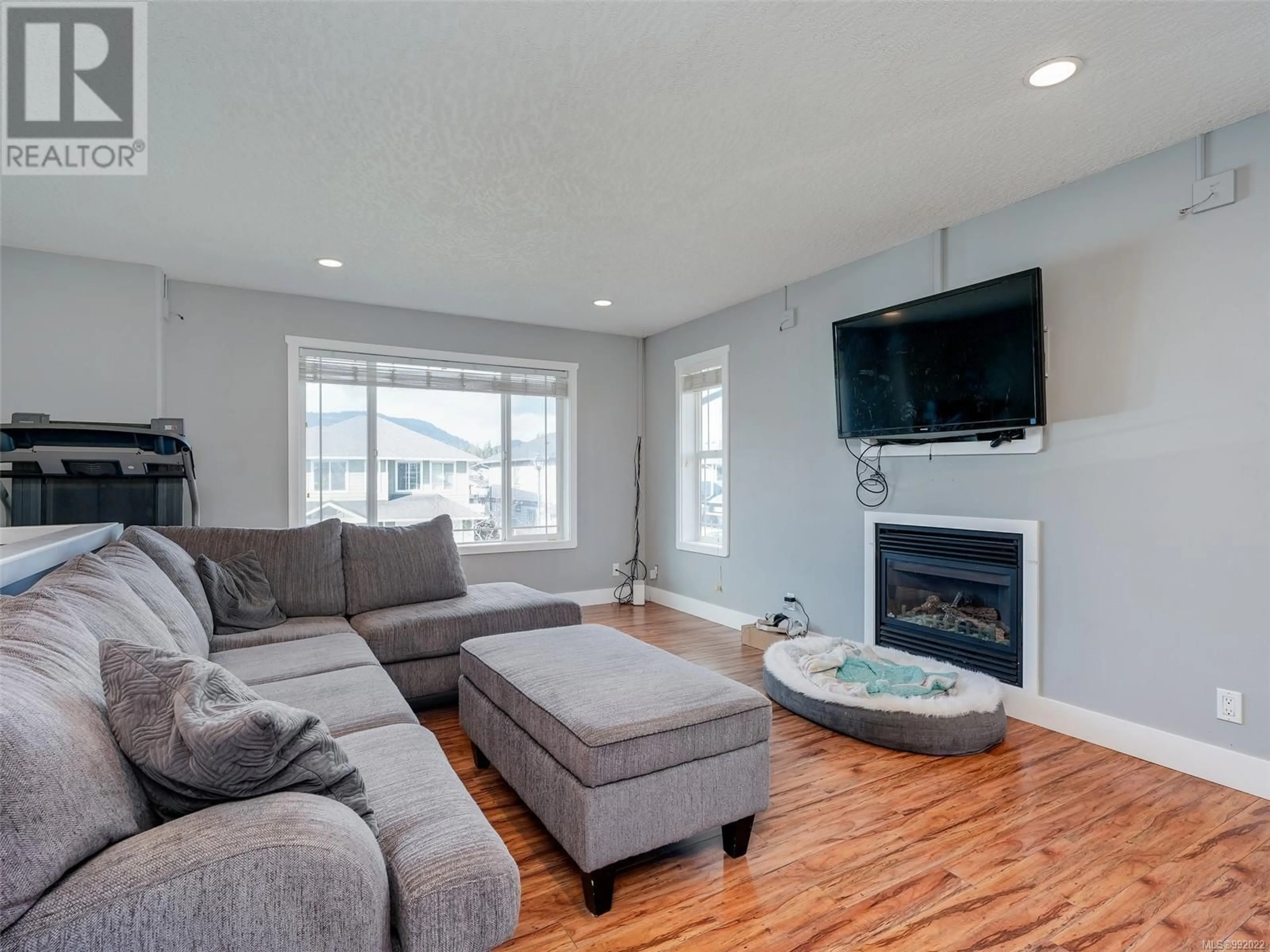 Living room with furniture, wood/laminate floor for 6753 STEEPLE CHASE, Sooke British Columbia V9Z0W3