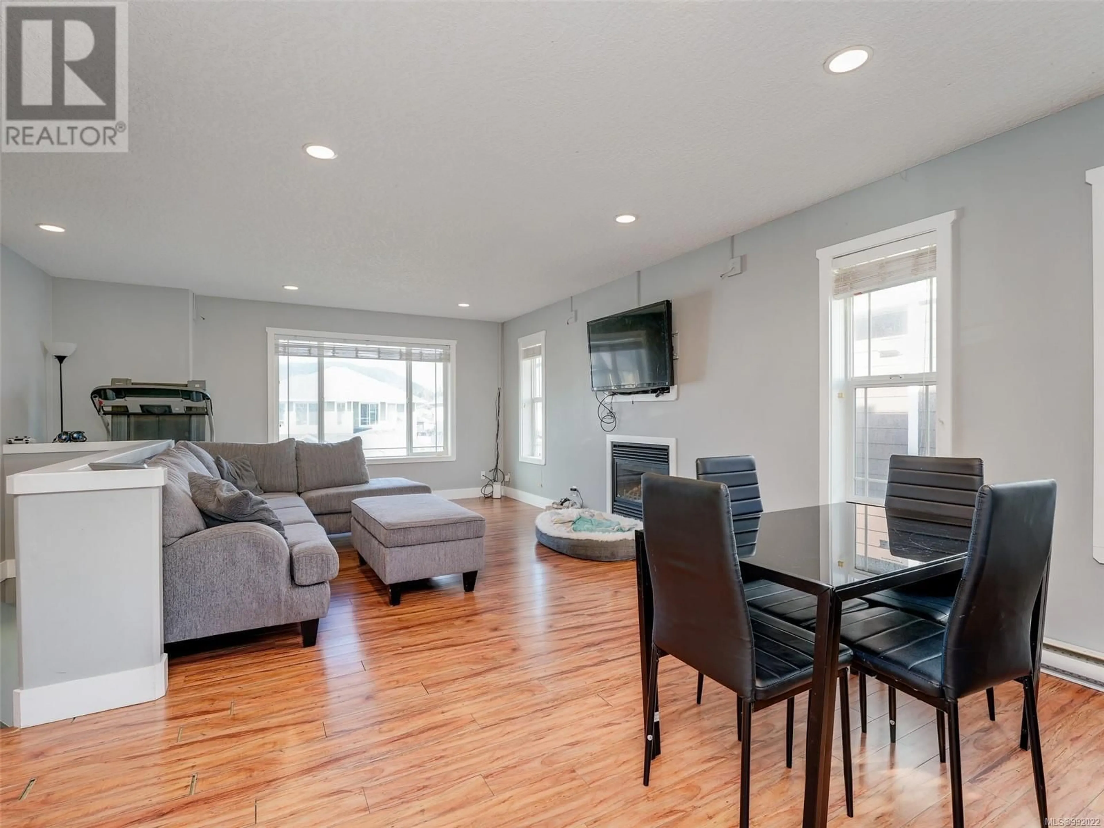 Living room with furniture, wood/laminate floor for 6753 STEEPLE CHASE, Sooke British Columbia V9Z0W3