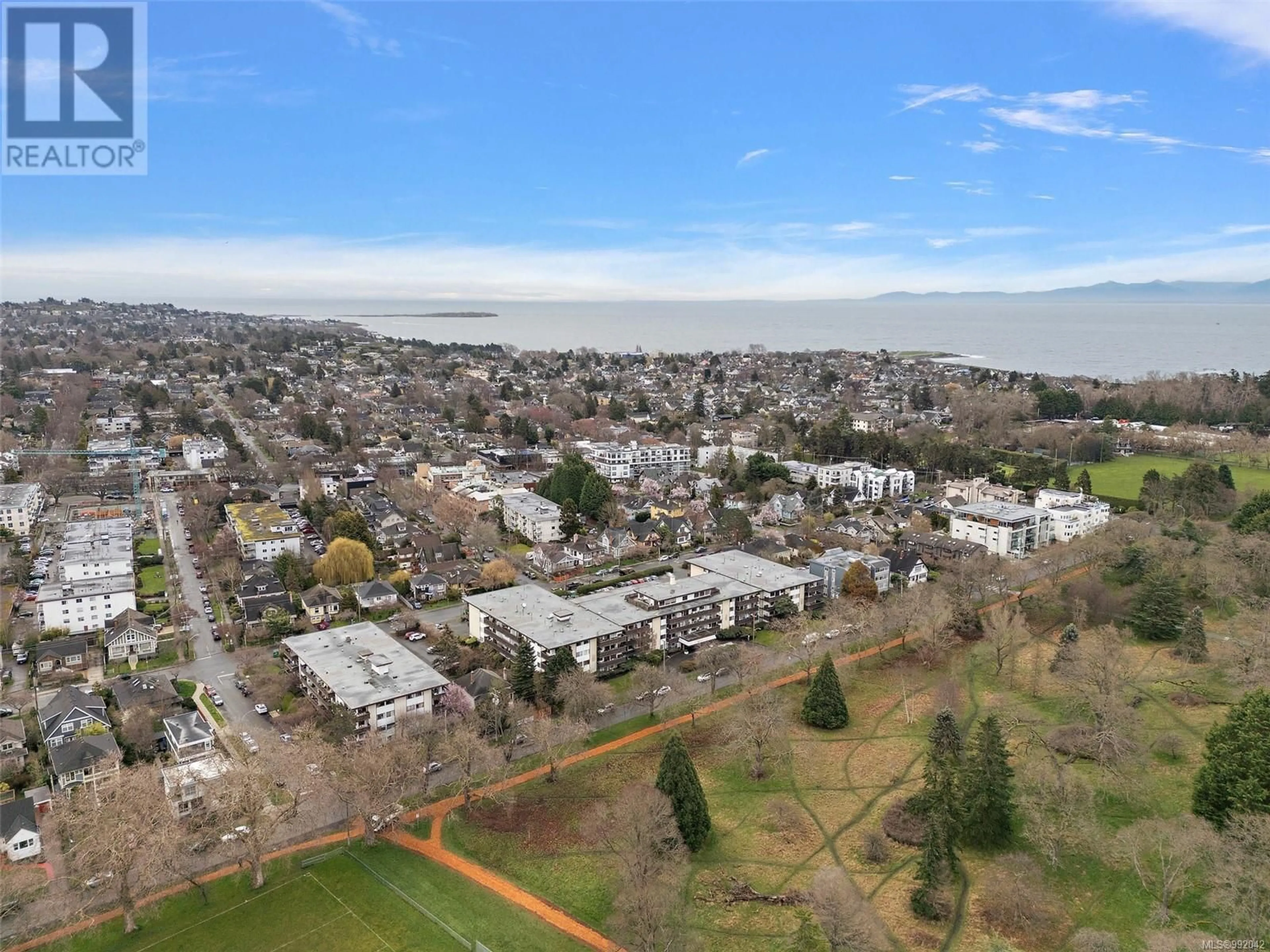 A pic from outside/outdoor area/front of a property/back of a property/a pic from drone, city buildings view from balcony for 314 - 964 HEYWOOD AVENUE, Victoria British Columbia V8V2Y5