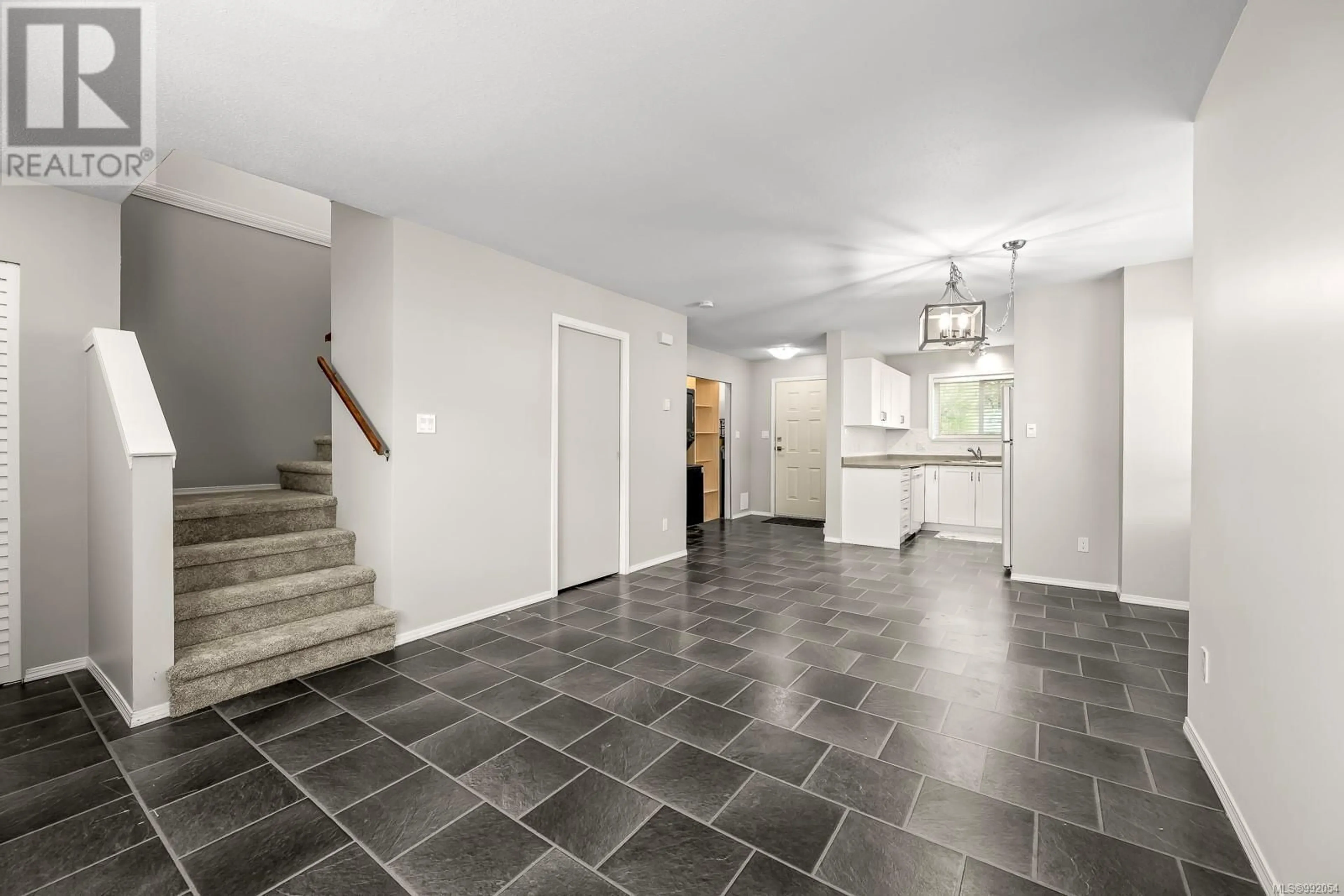Indoor foyer for 6 - 555 ROCKLAND ROAD, Campbell River British Columbia V9W8B7