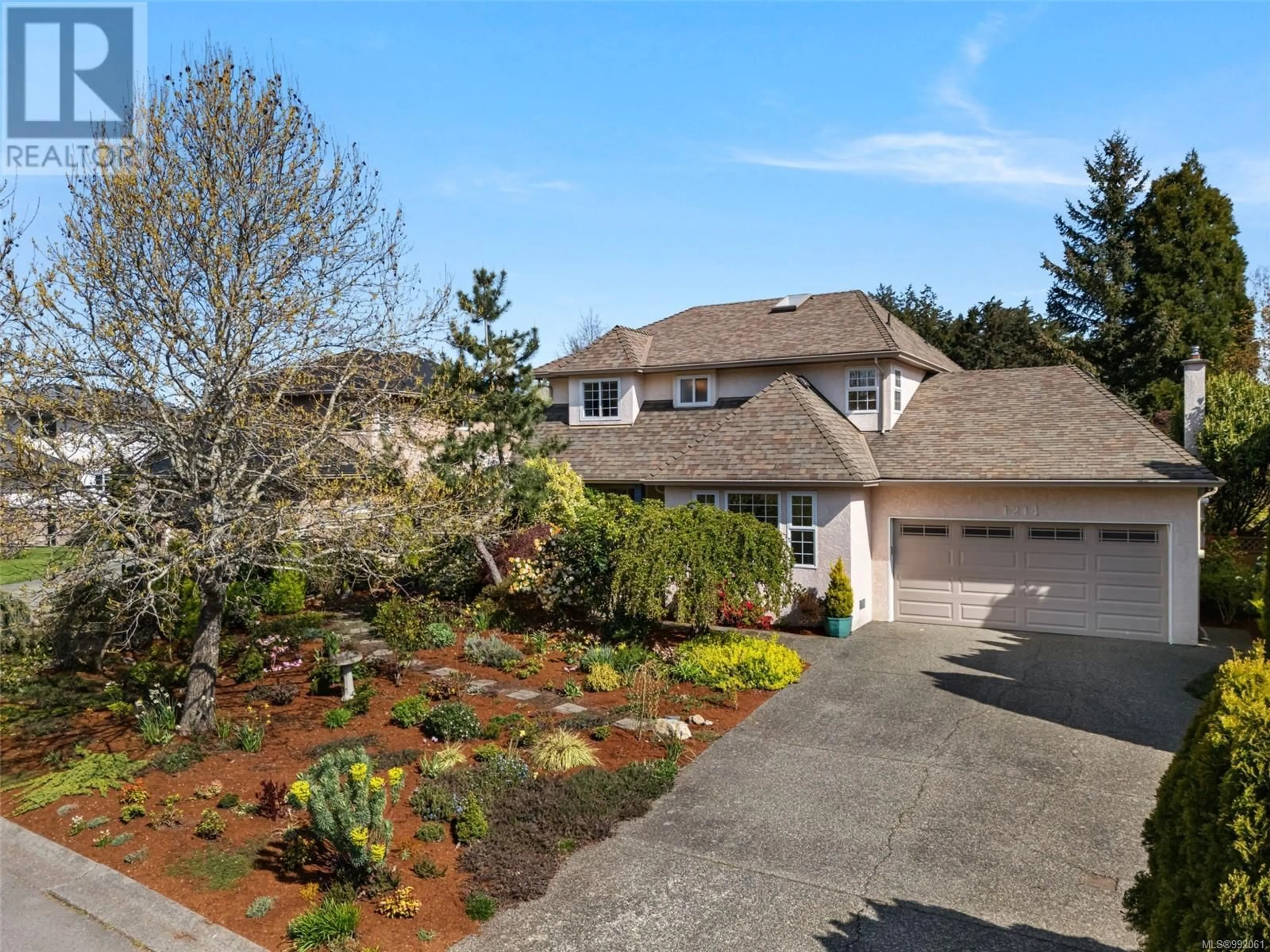 A pic from outside/outdoor area/front of a property/back of a property/a pic from drone, street for 1214 CROFTON TERRACE, Saanich British Columbia V8Y3L5