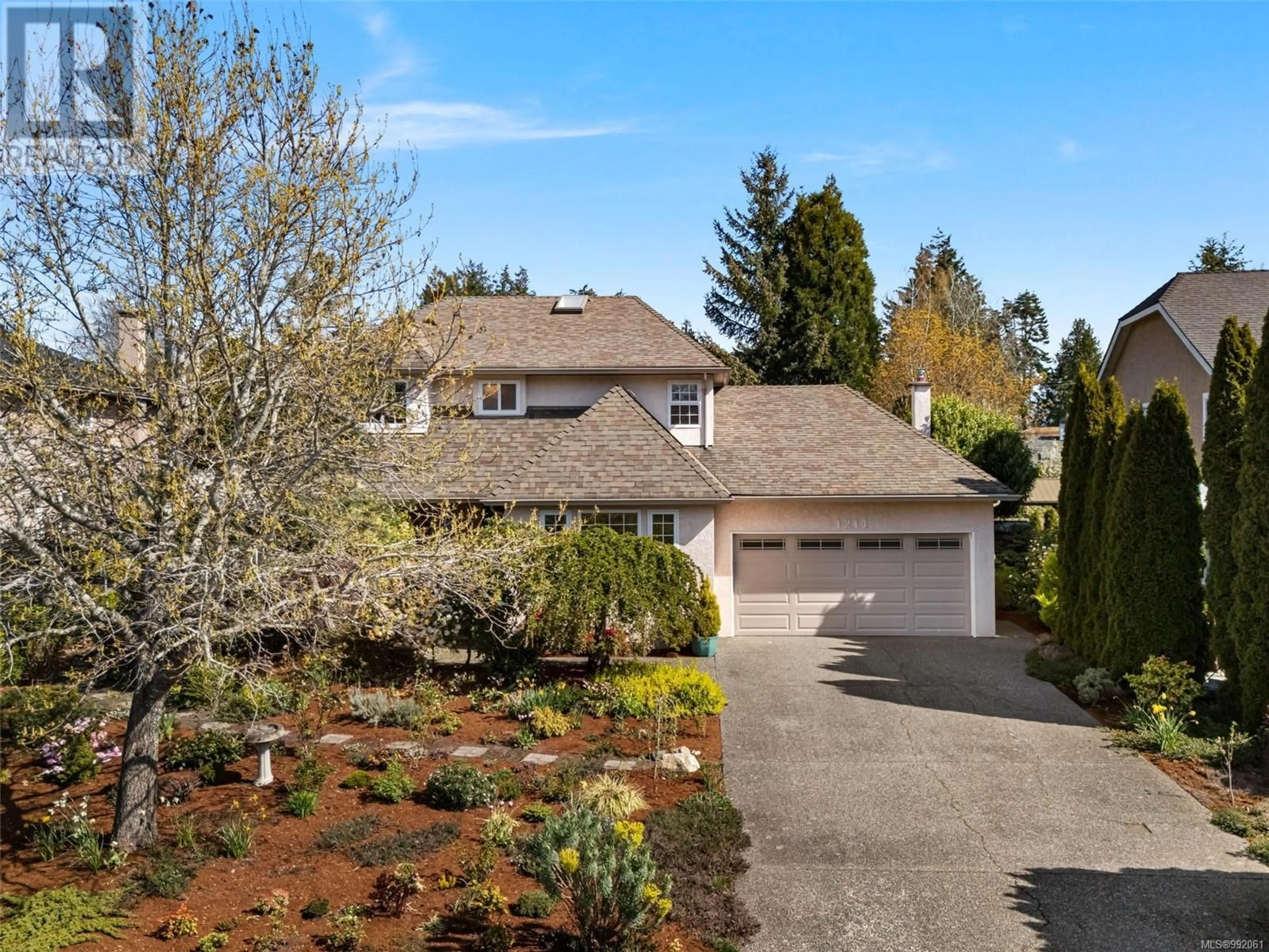 A pic from outside/outdoor area/front of a property/back of a property/a pic from drone, street for 1214 CROFTON TERRACE, Saanich British Columbia V8Y3L5