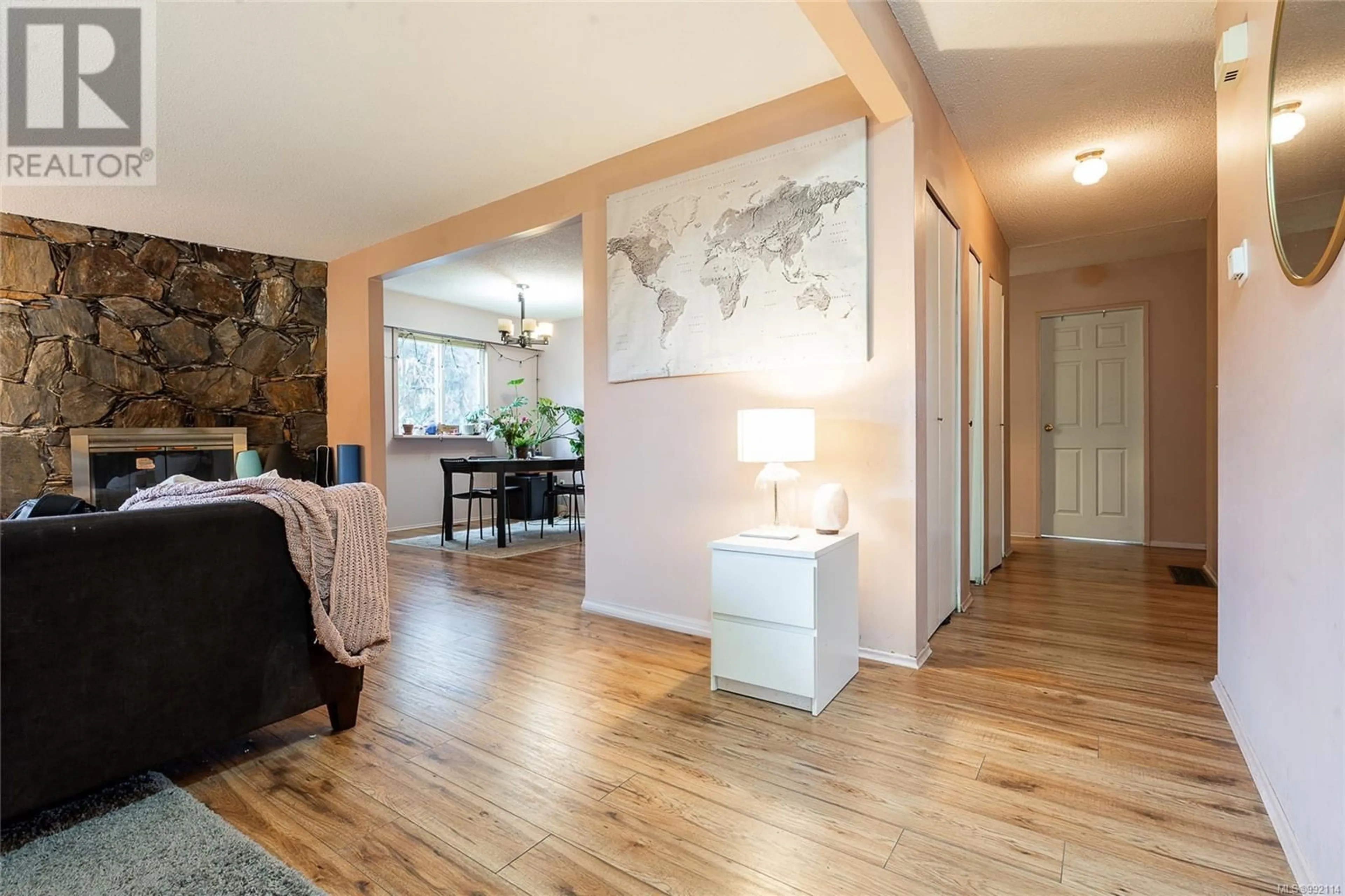 Indoor entryway for 1819 FELTHAM ROAD, Saanich British Columbia V8N2A4