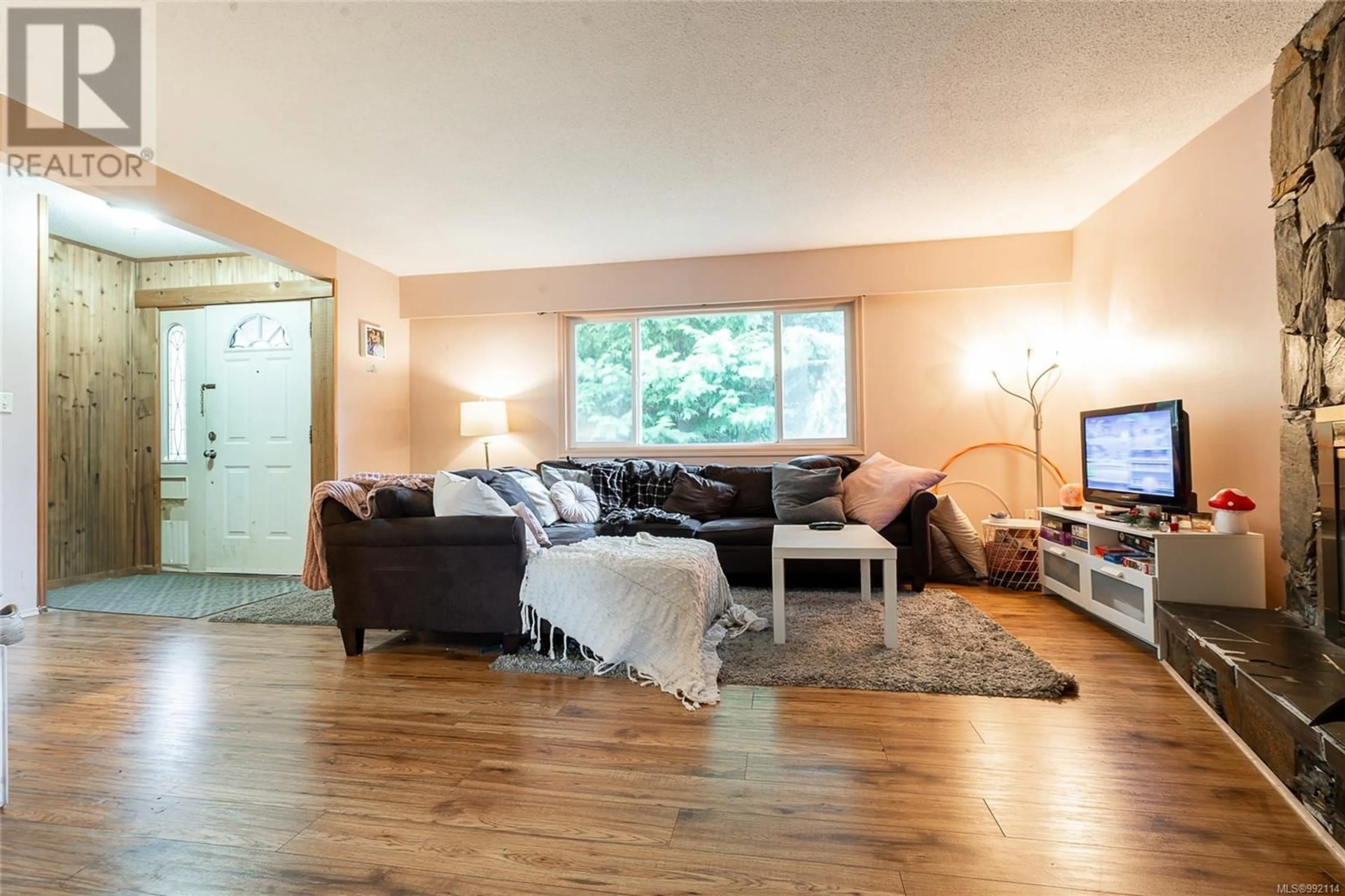 Living room with furniture, wood/laminate floor for 1819 FELTHAM ROAD, Saanich British Columbia V8N2A4