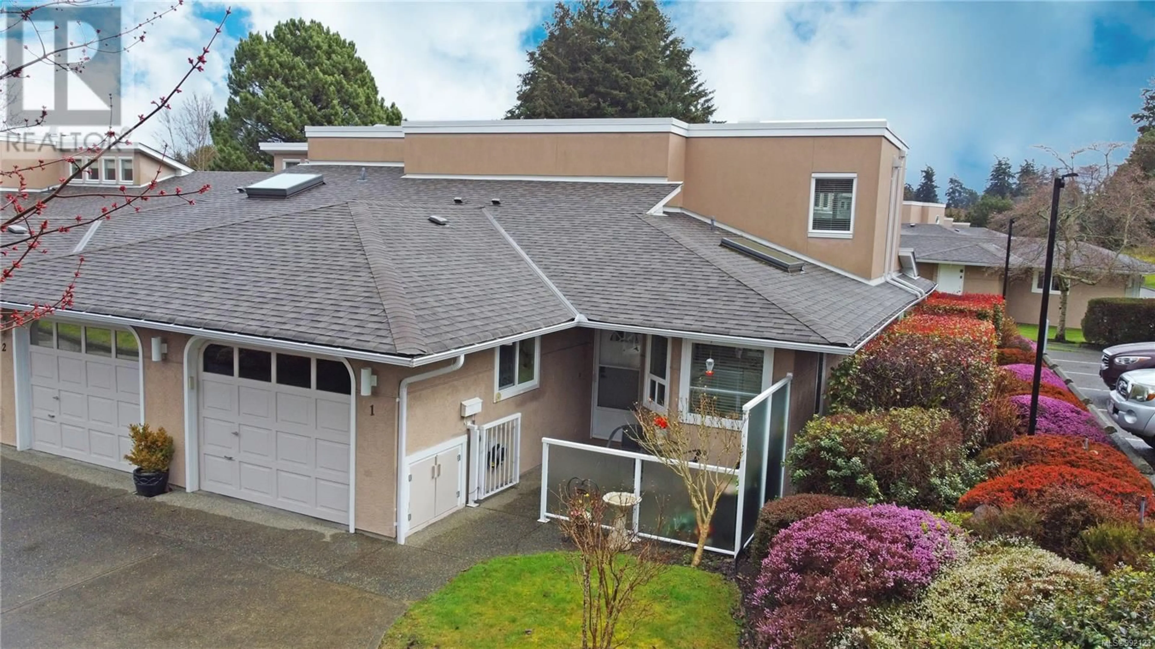 A pic from outside/outdoor area/front of a property/back of a property/a pic from drone, street for 1 - 3049 BRITTANY DRIVE, Colwood British Columbia V9B5P8