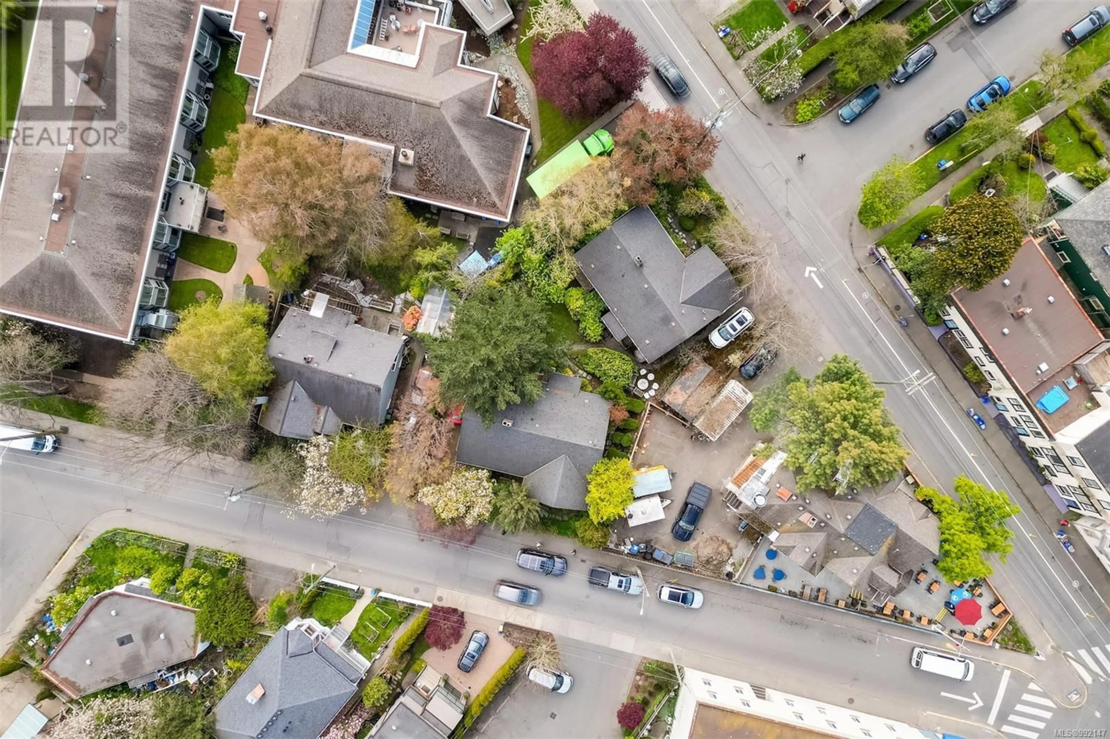 A pic from outside/outdoor area/front of a property/back of a property/a pic from drone, street for 517 Toronto St, Victoria British Columbia V8V1P1