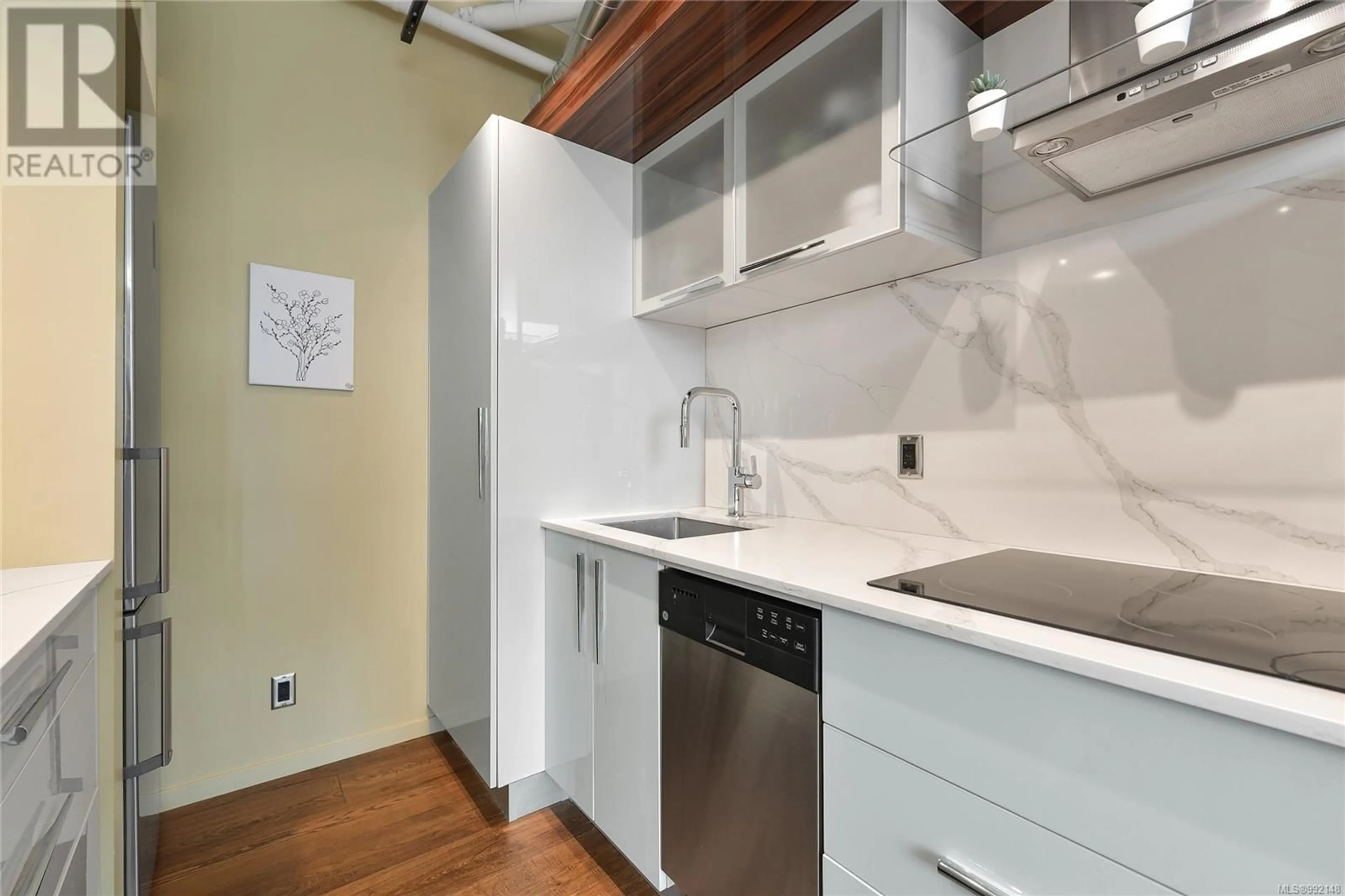 Standard kitchen, unknown for 705 1029 VIEW St, Victoria British Columbia V8V4Y3