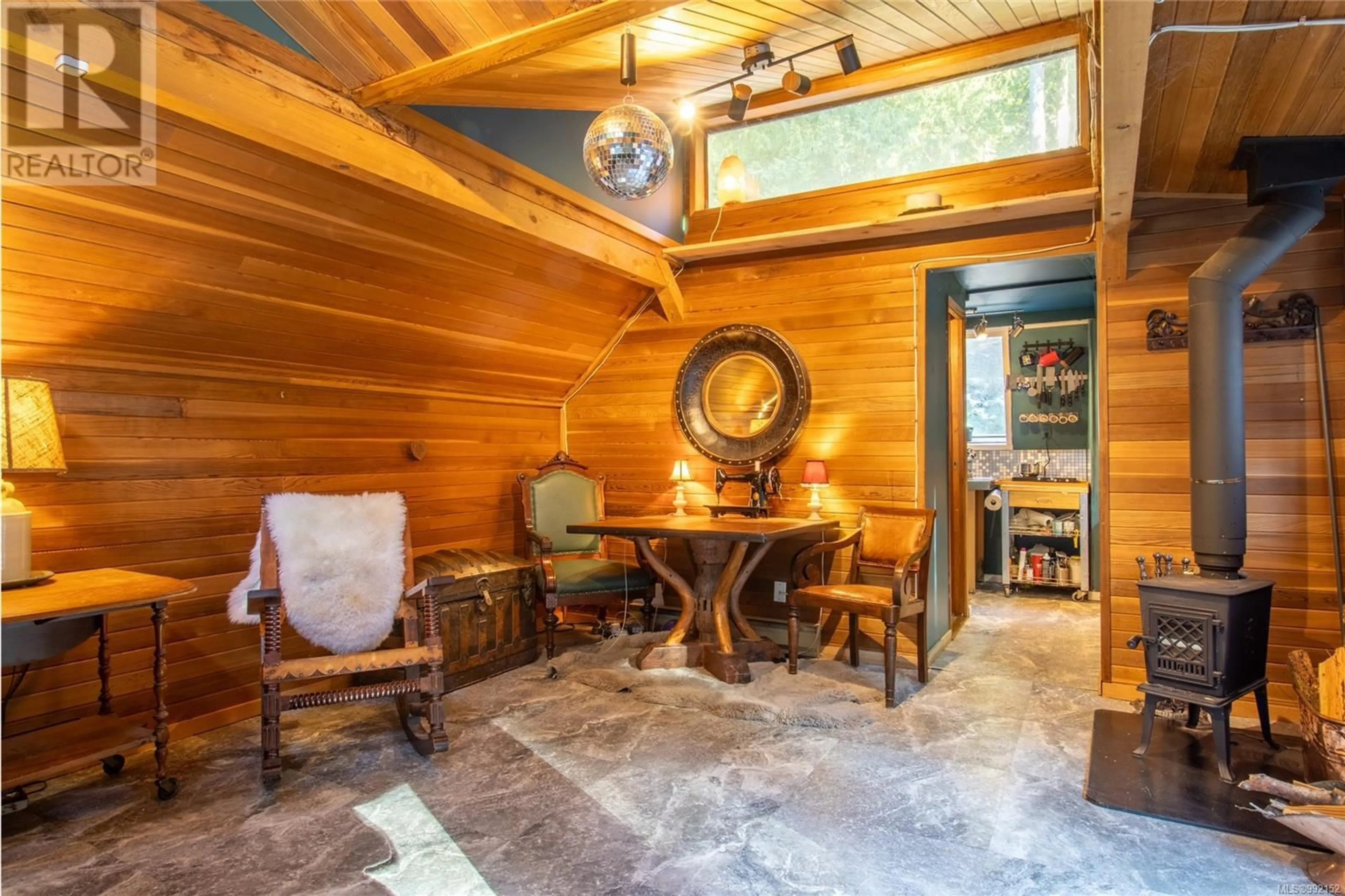 Indoor foyer for 2614 CROWSNEST DRIVE, Pender Island British Columbia V0N2M2