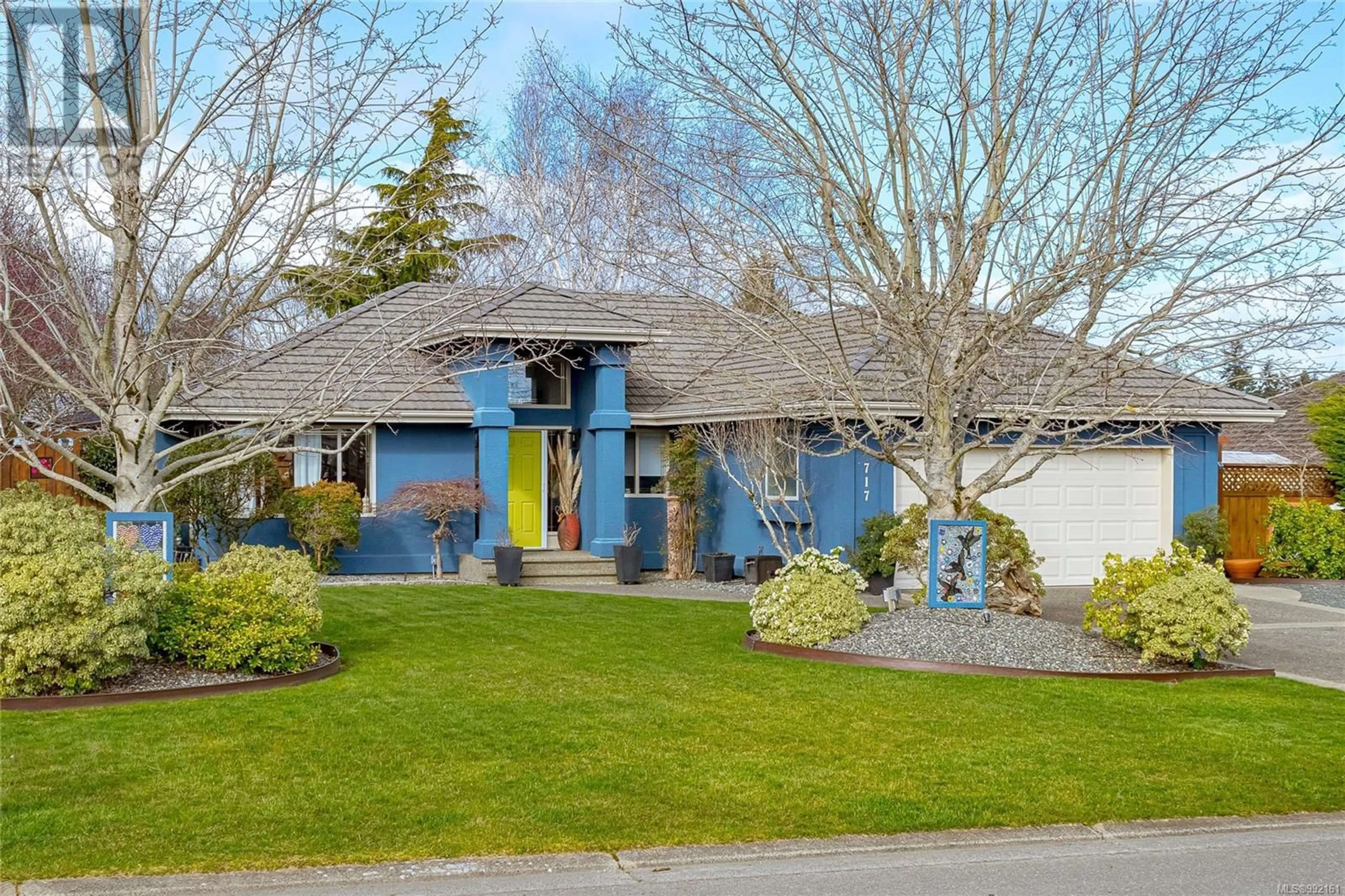 Home with vinyl exterior material, street for 717 ARROWSMITH WAY, Parksville British Columbia V9P2N9