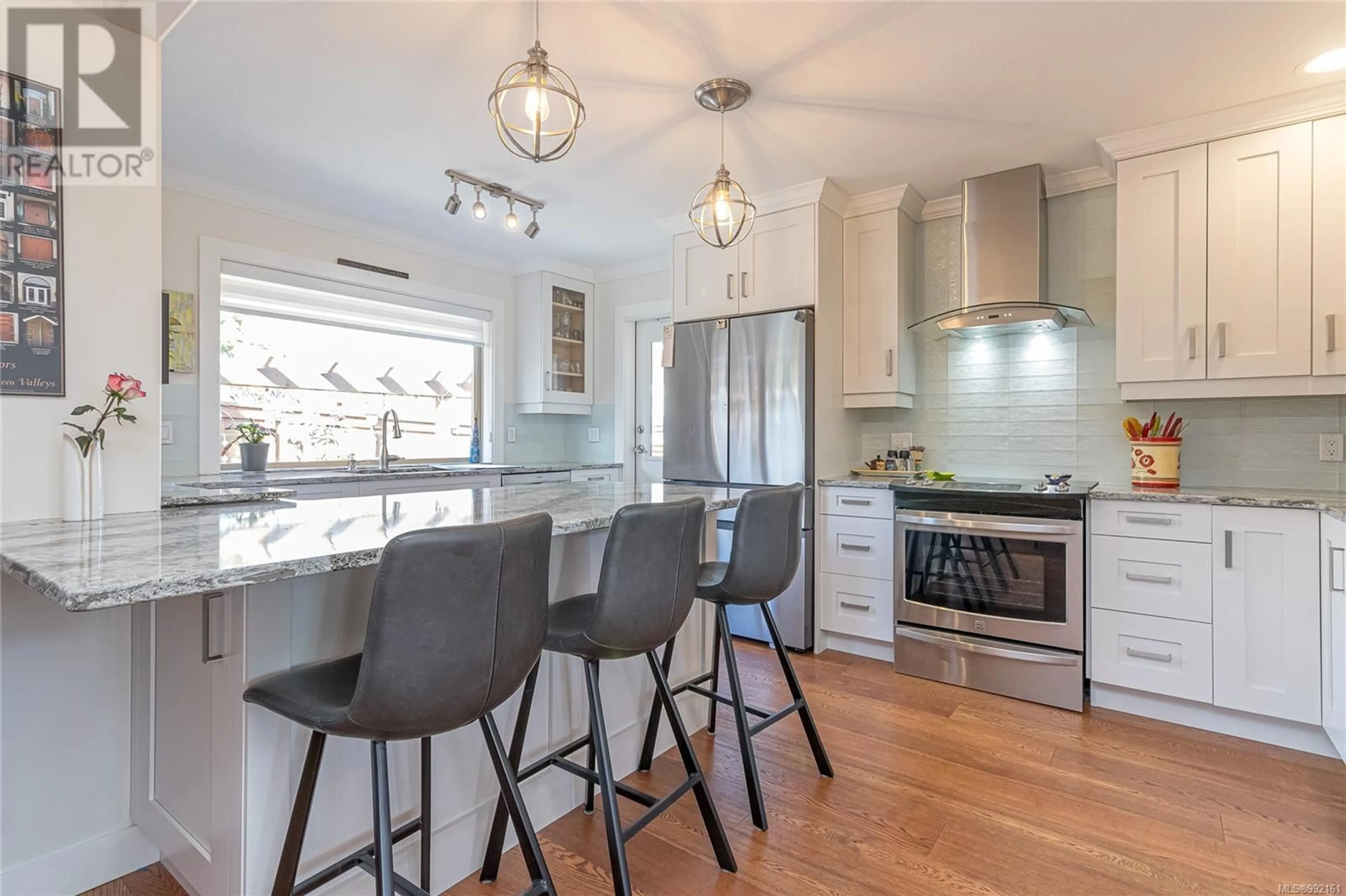Contemporary kitchen, unknown for 717 ARROWSMITH WAY, Parksville British Columbia V9P2N9