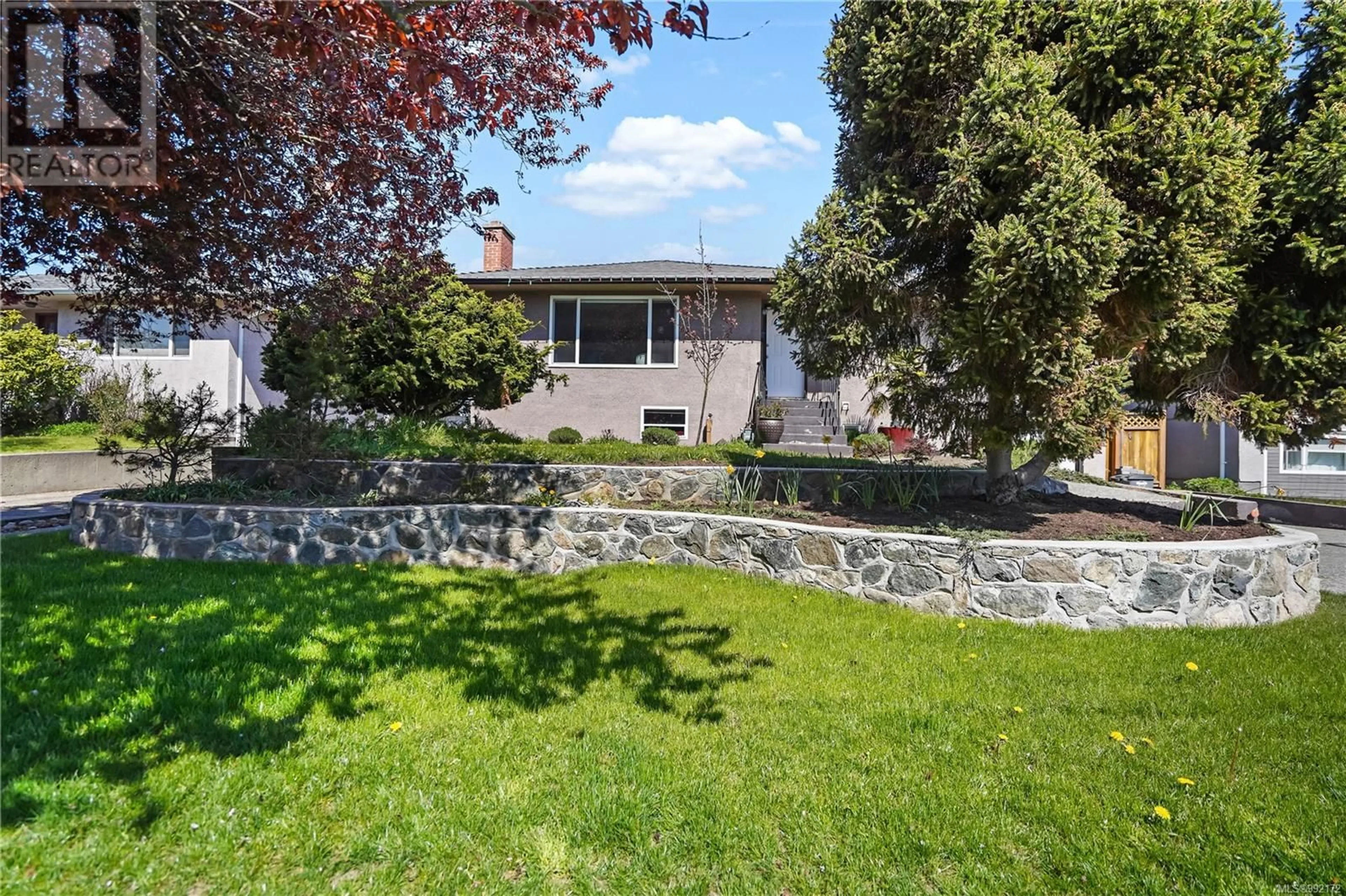 A pic from outside/outdoor area/front of a property/back of a property/a pic from drone, street for 1720 TAYLOR STREET, Saanich British Columbia V8R3E9
