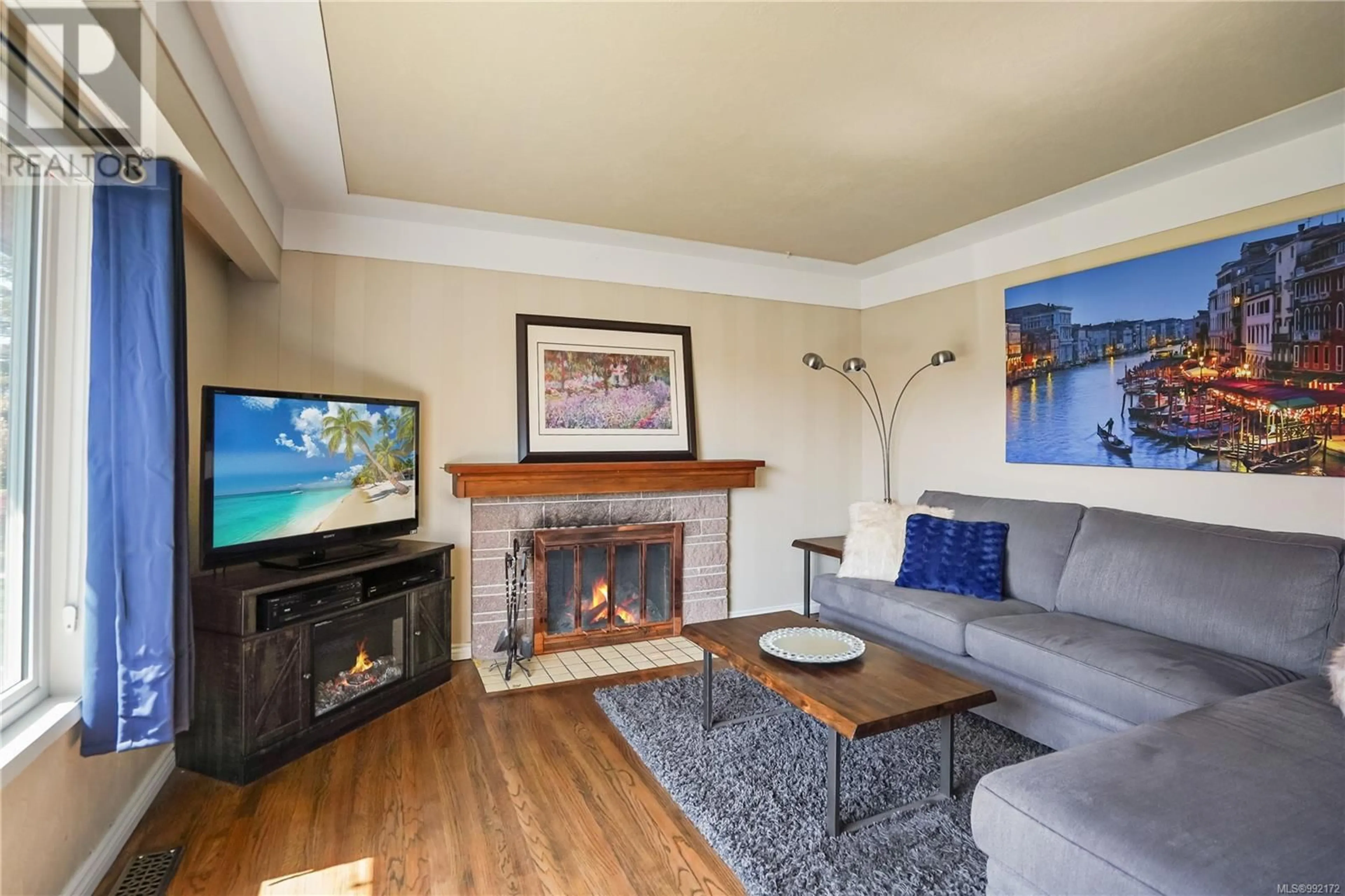 Living room with furniture, unknown for 1720 TAYLOR STREET, Saanich British Columbia V8R3E9