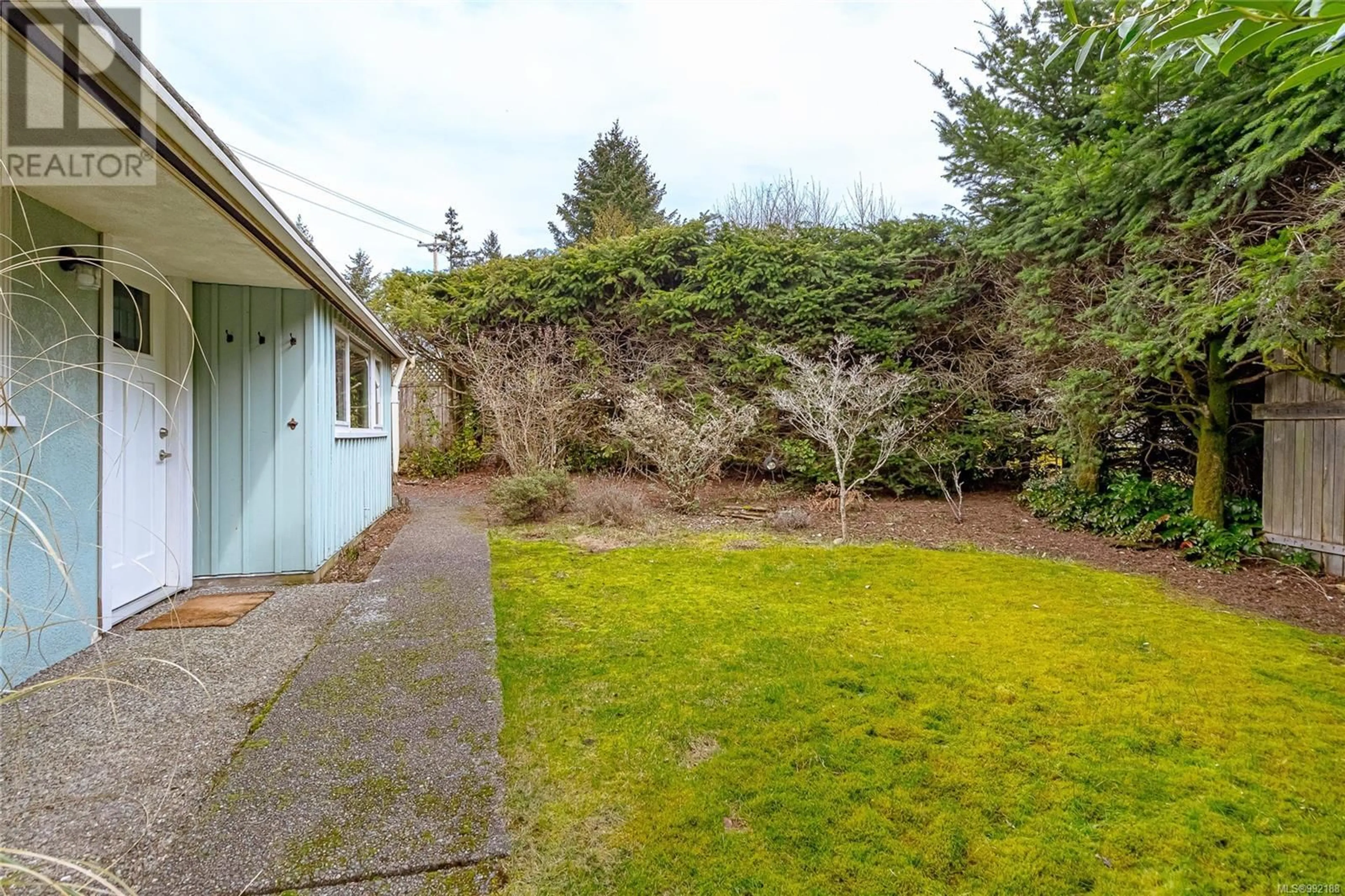 Patio, street for 421 QUATSINO ROAD, Qualicum Beach British Columbia V9K1B5