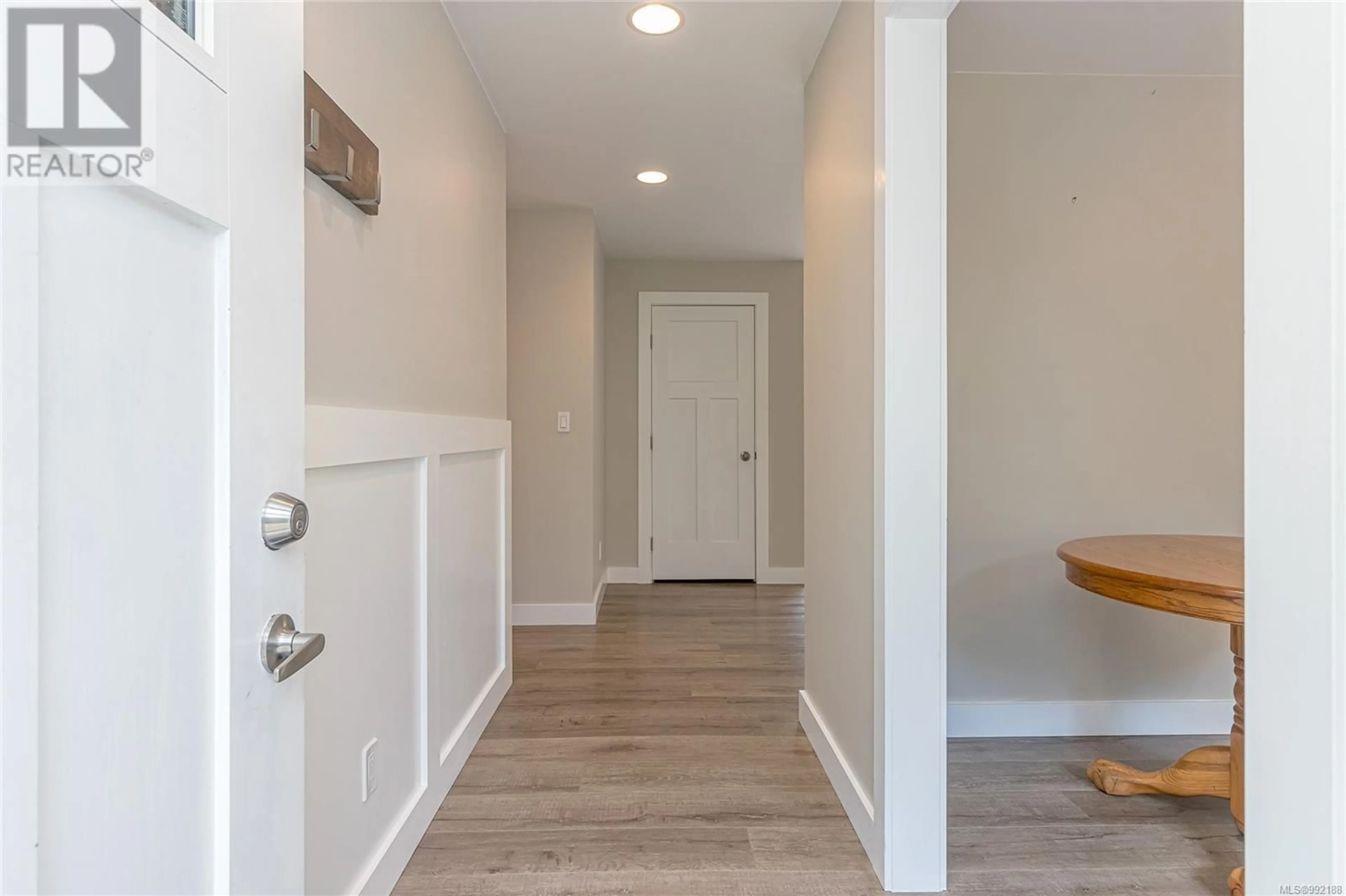 Indoor entryway for 421 QUATSINO ROAD, Qualicum Beach British Columbia V9K1B5