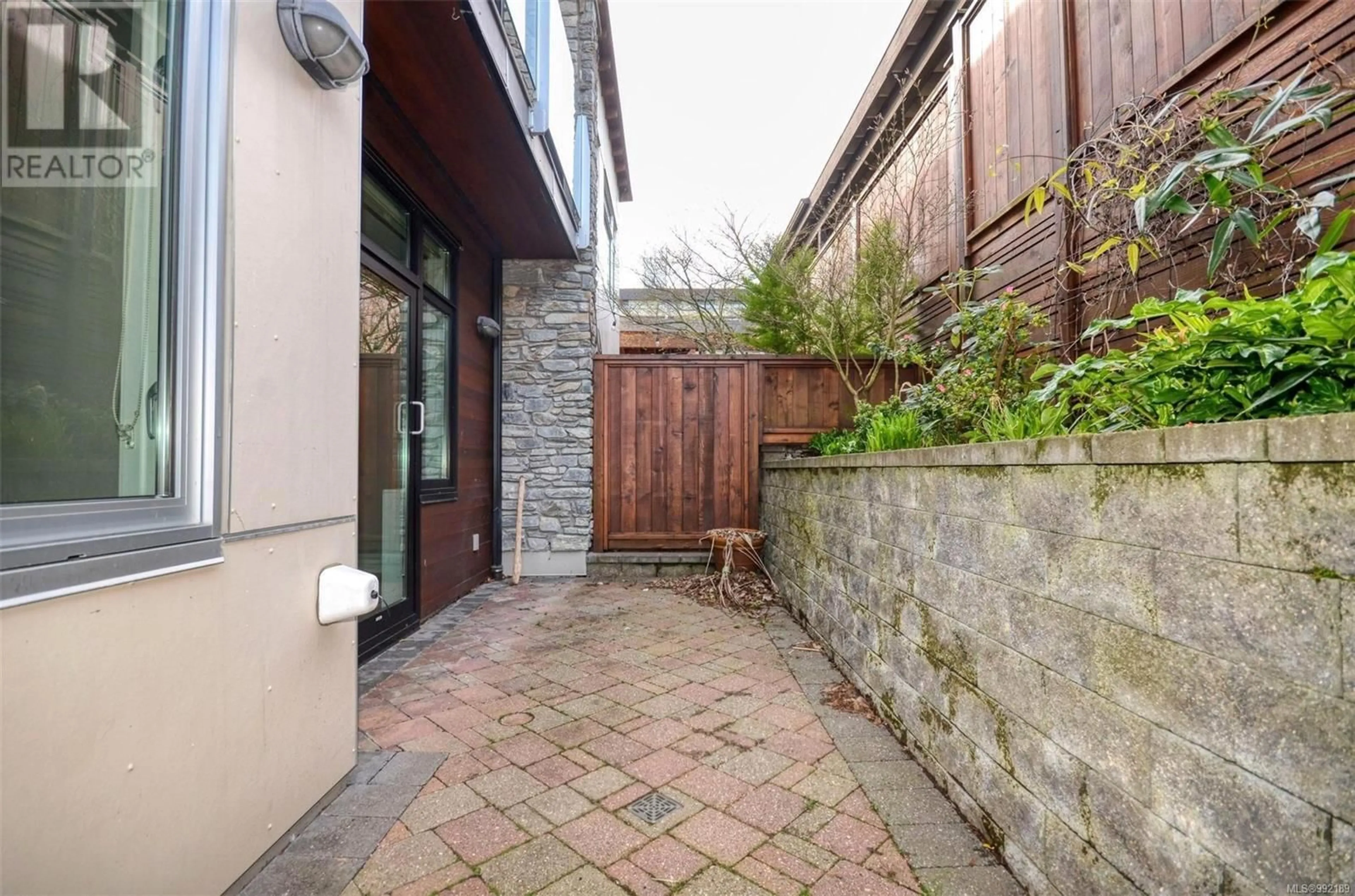 Patio, street for 102 - 9820 SEAPORT PLACE, Sidney British Columbia V8L4X3