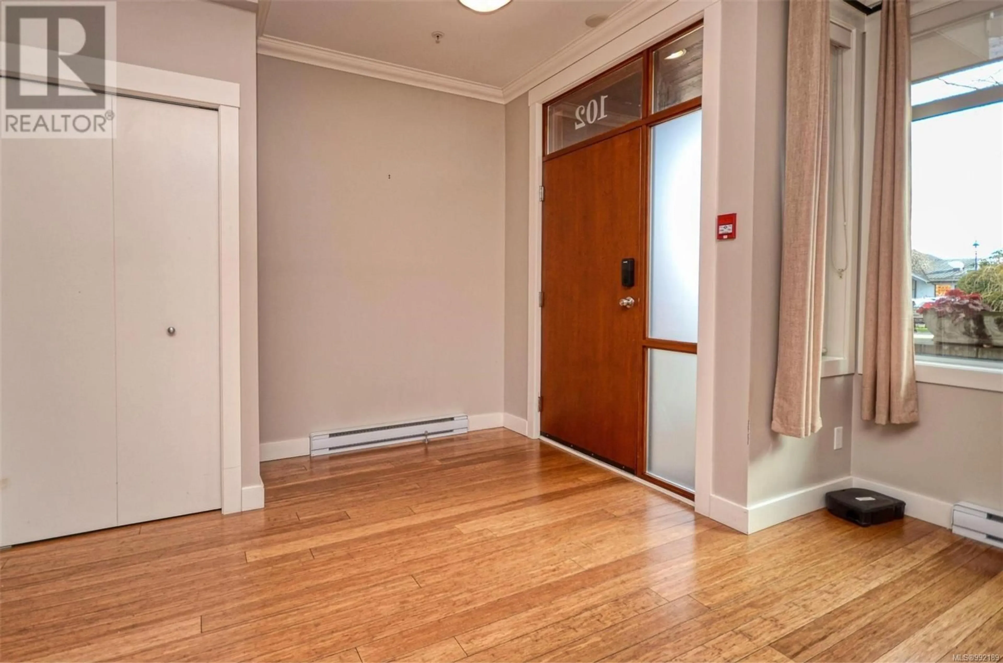 Indoor foyer for 102 - 9820 SEAPORT PLACE, Sidney British Columbia V8L4X3
