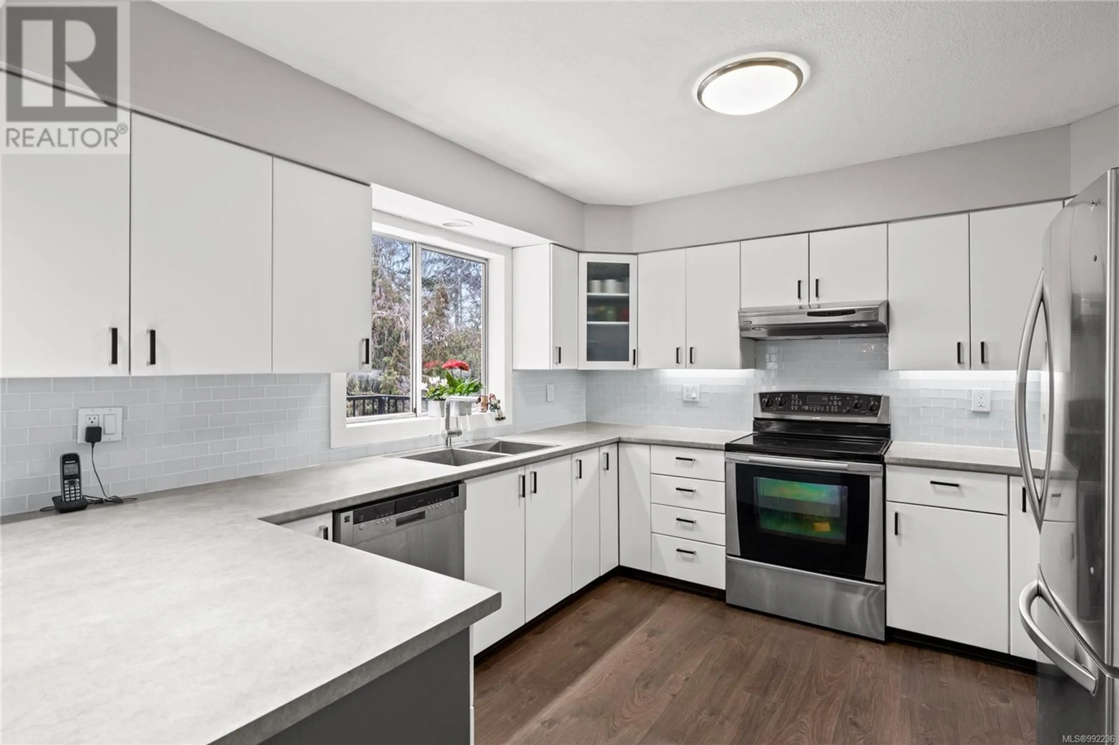Open concept kitchen, ceramic/tile floor for 141 BUTLER AVENUE, Parksville British Columbia V9P1K9