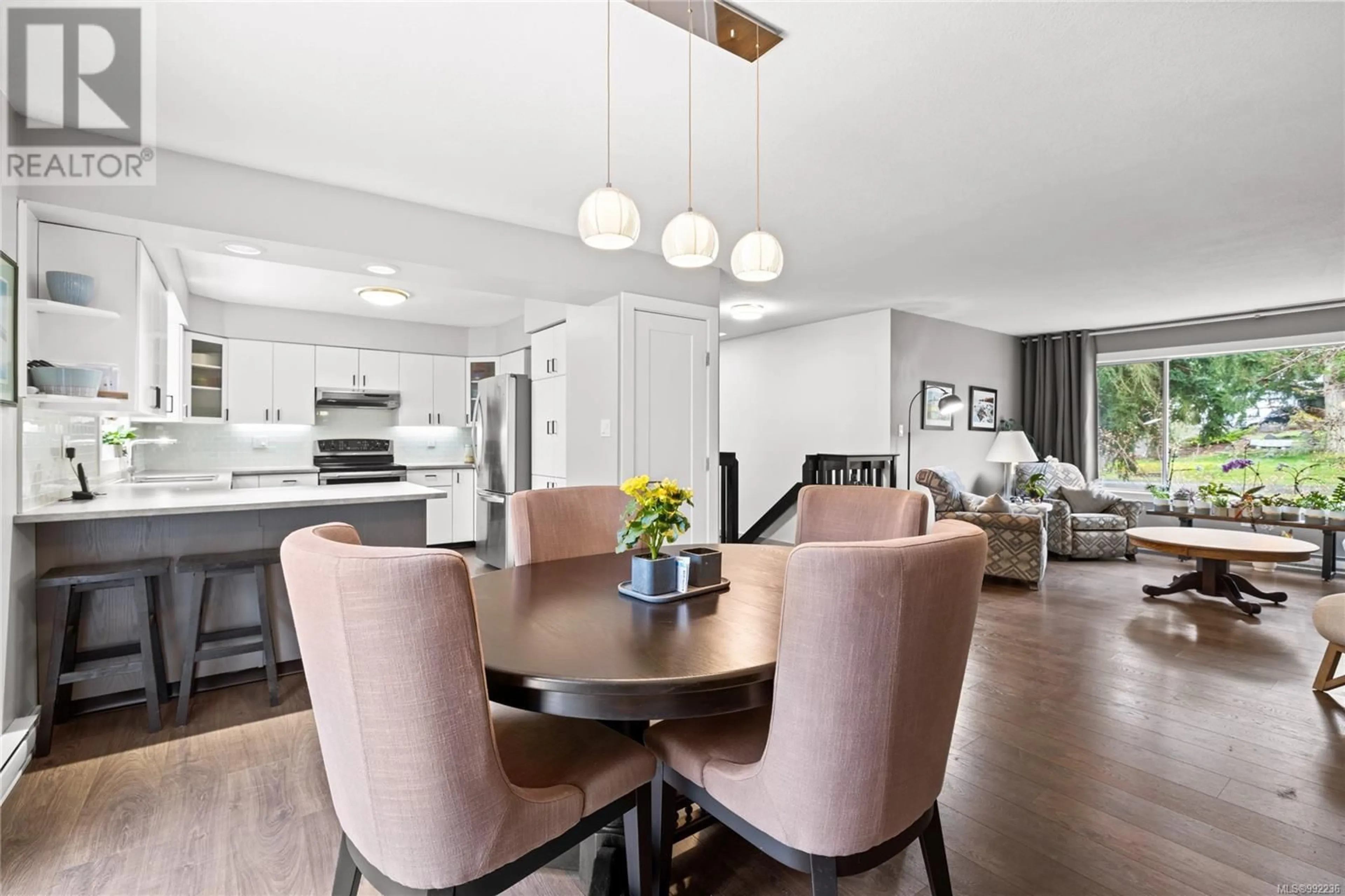 Dining room, wood/laminate floor for 141 BUTLER AVENUE, Parksville British Columbia V9P1K9