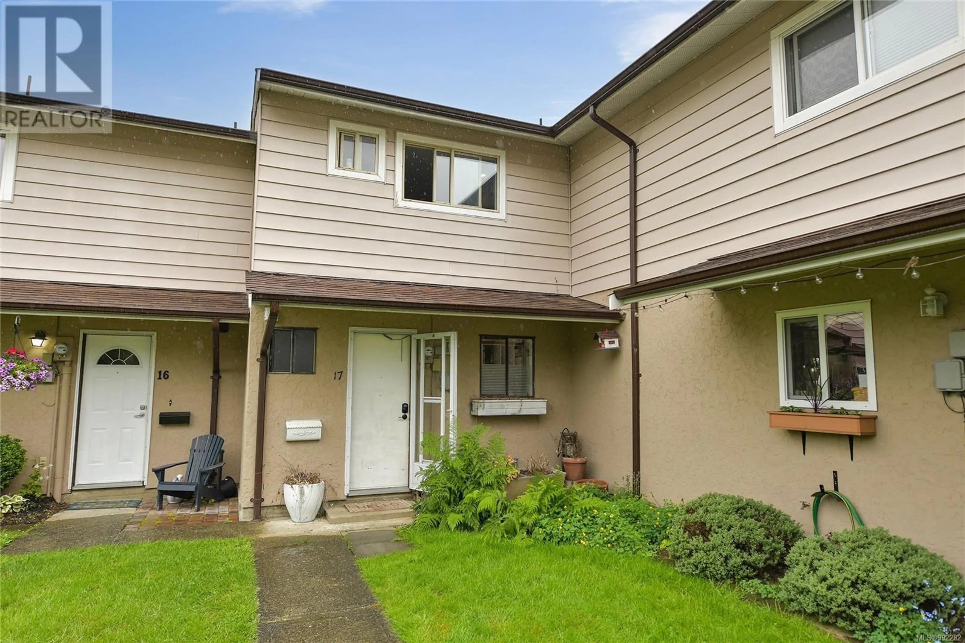 Home with vinyl exterior material, street for 17 - 7675 EAST SAANICH ROAD, Central Saanich British Columbia V8M1L9