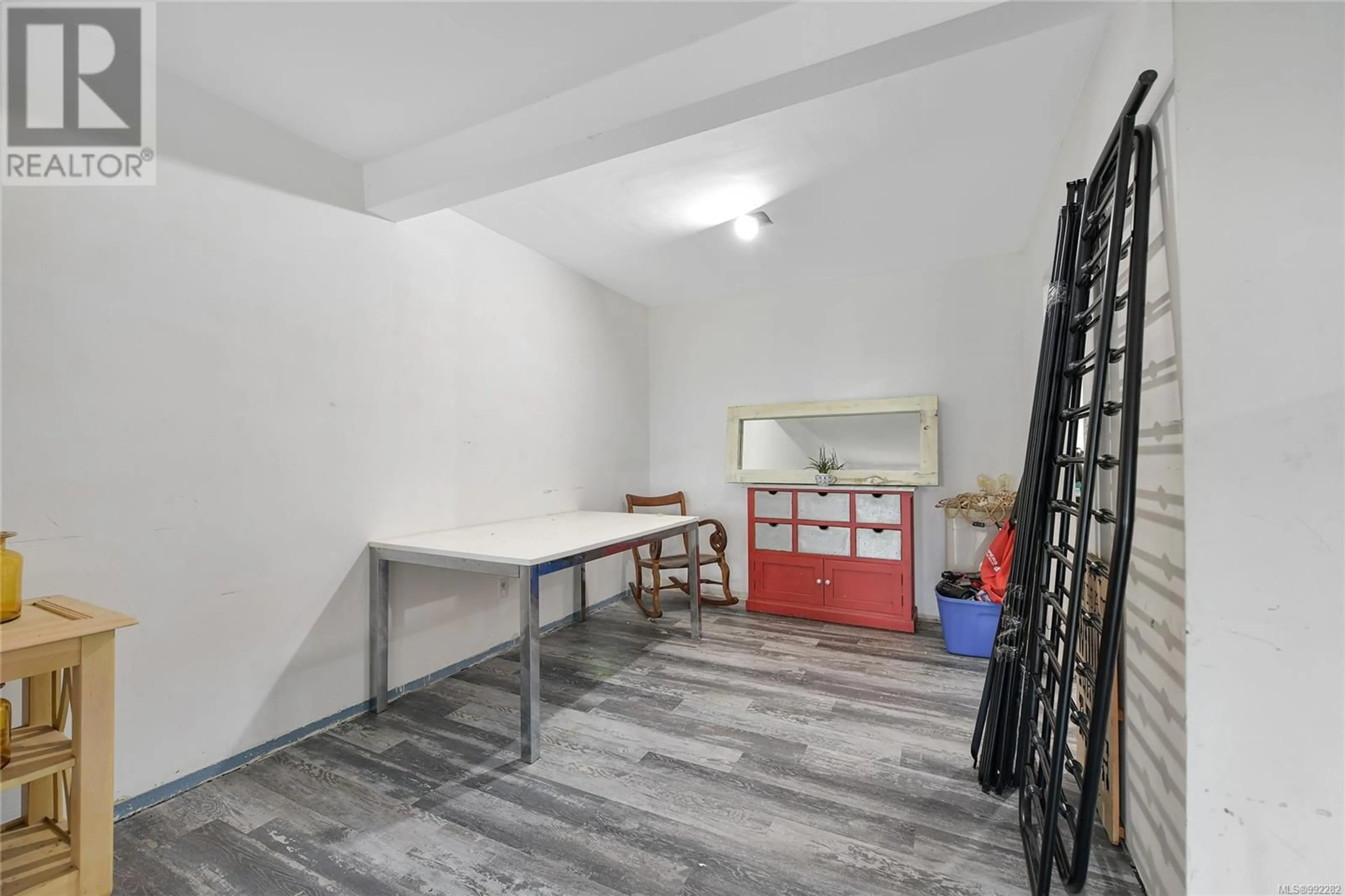 Indoor foyer for 17 - 7675 EAST SAANICH ROAD, Central Saanich British Columbia V8M1L9