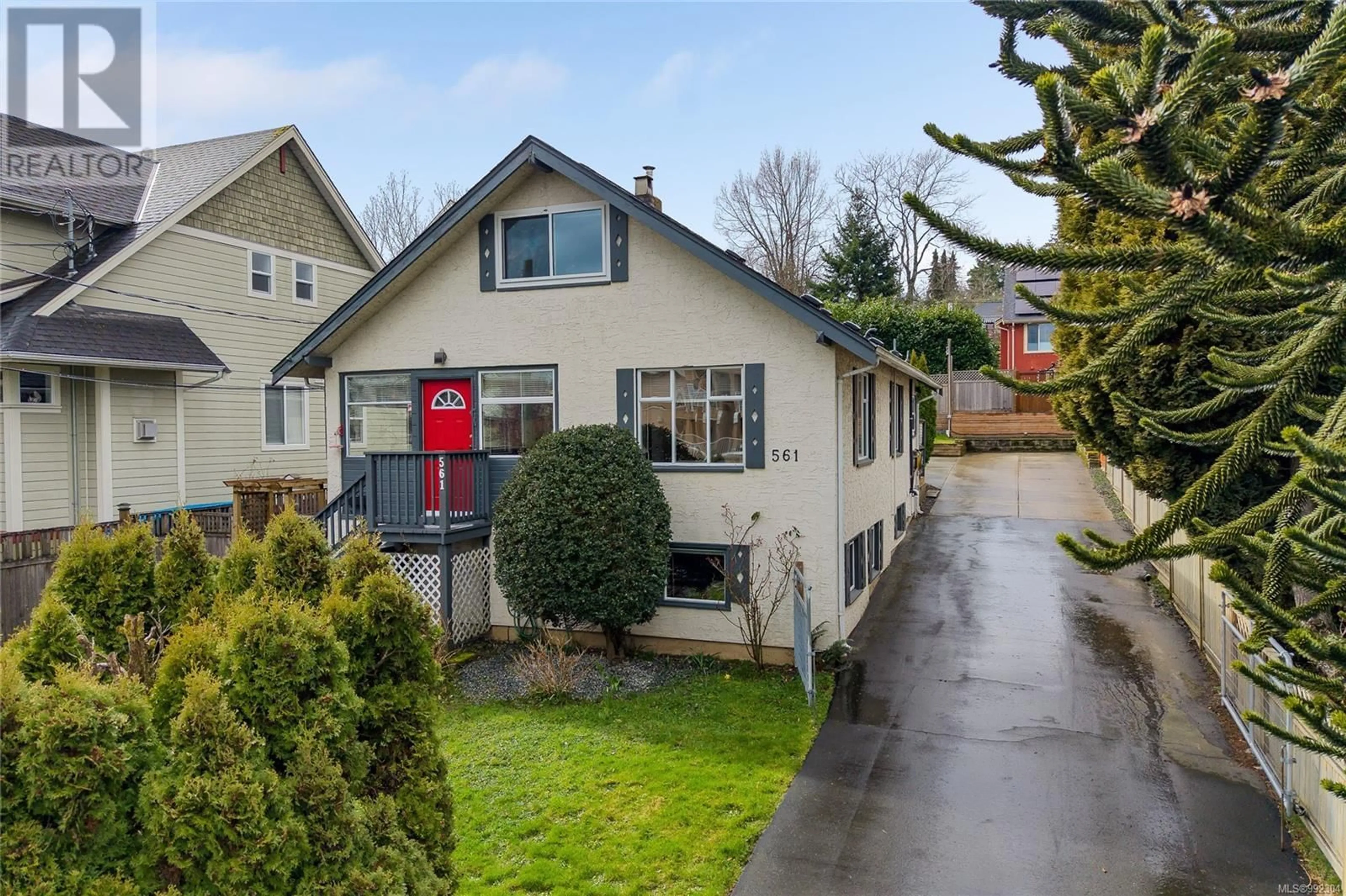 A pic from outside/outdoor area/front of a property/back of a property/a pic from drone, street for 561 STEWART AVENUE, Nanaimo British Columbia V9S4C8