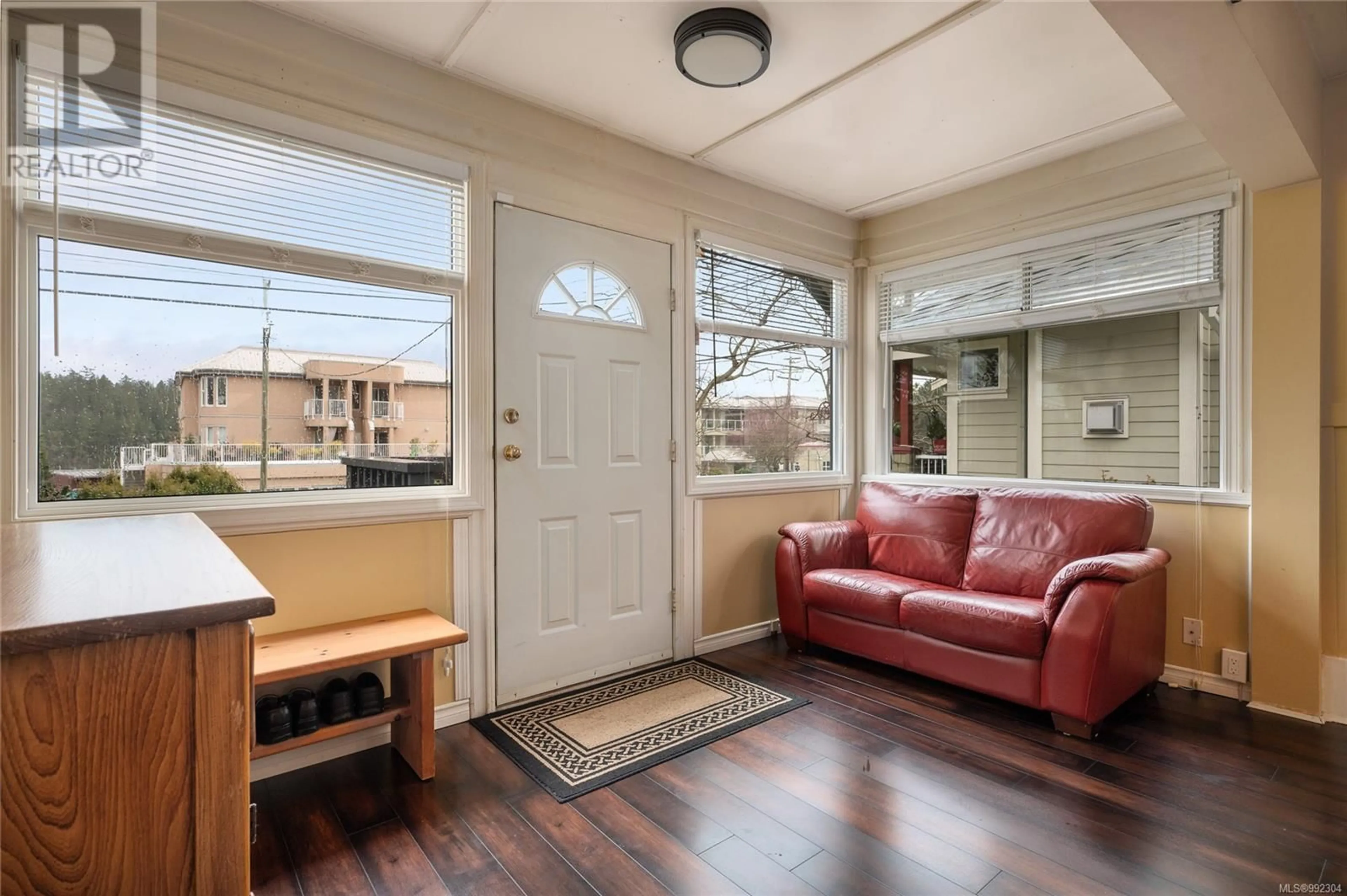 Indoor entryway for 561 STEWART AVENUE, Nanaimo British Columbia V9S4C8