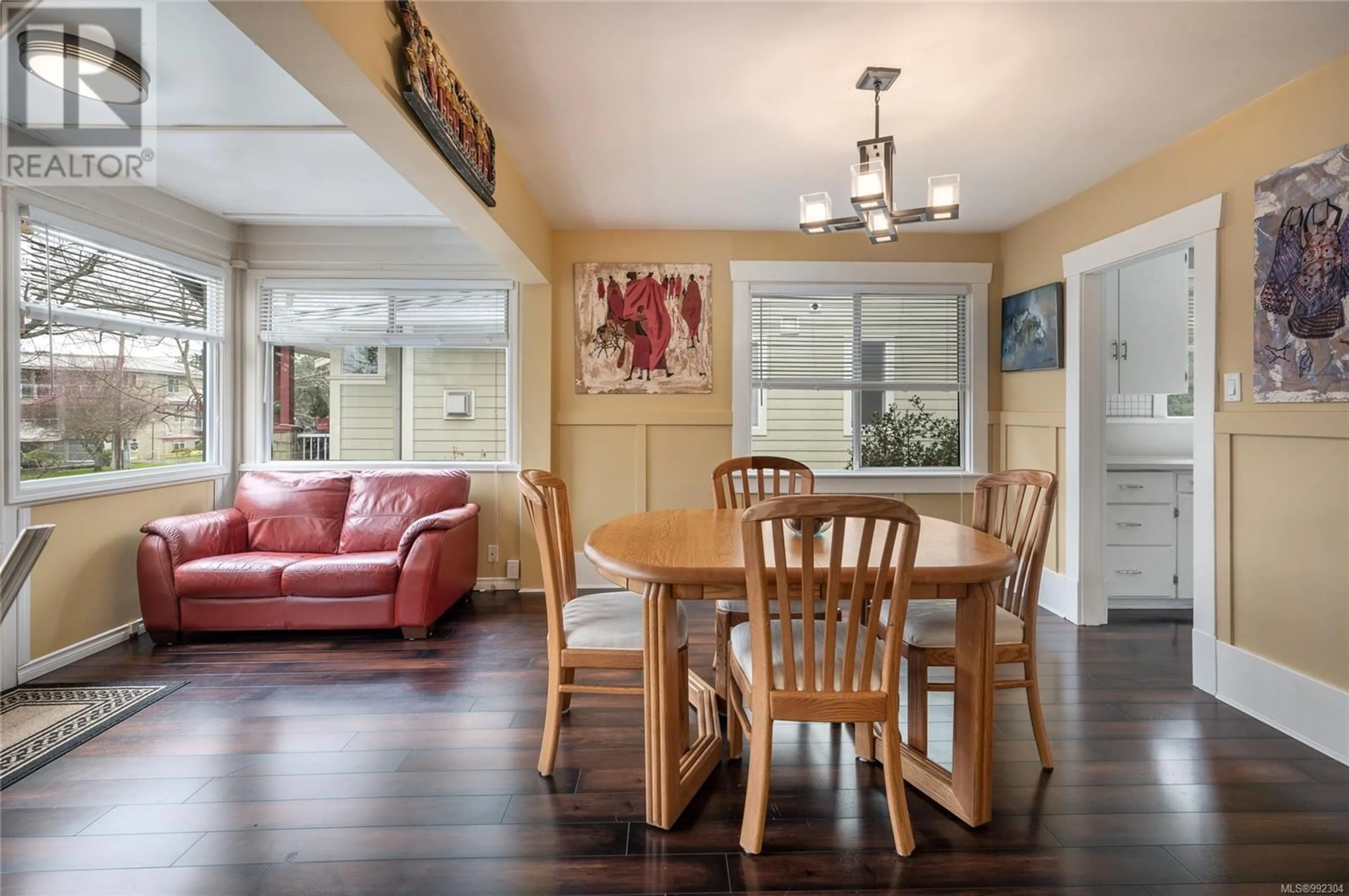 Dining room, wood/laminate floor for 561 STEWART AVENUE, Nanaimo British Columbia V9S4C8