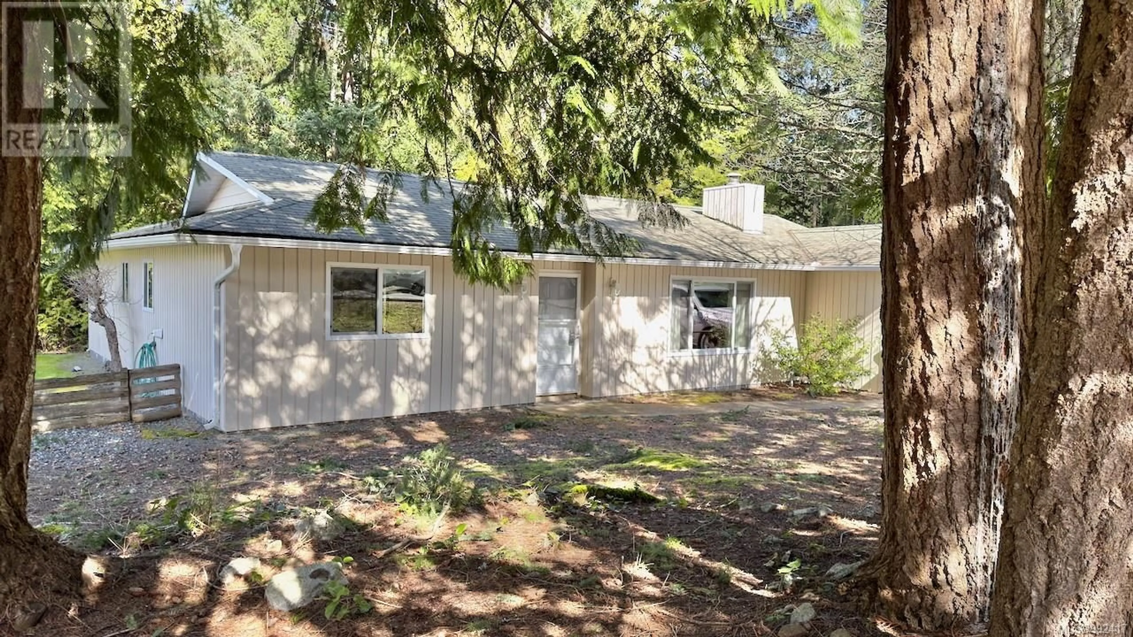 Home with vinyl exterior material, street for 655 DOGWOOD ROAD, Qualicum Beach British Columbia V9K1A9