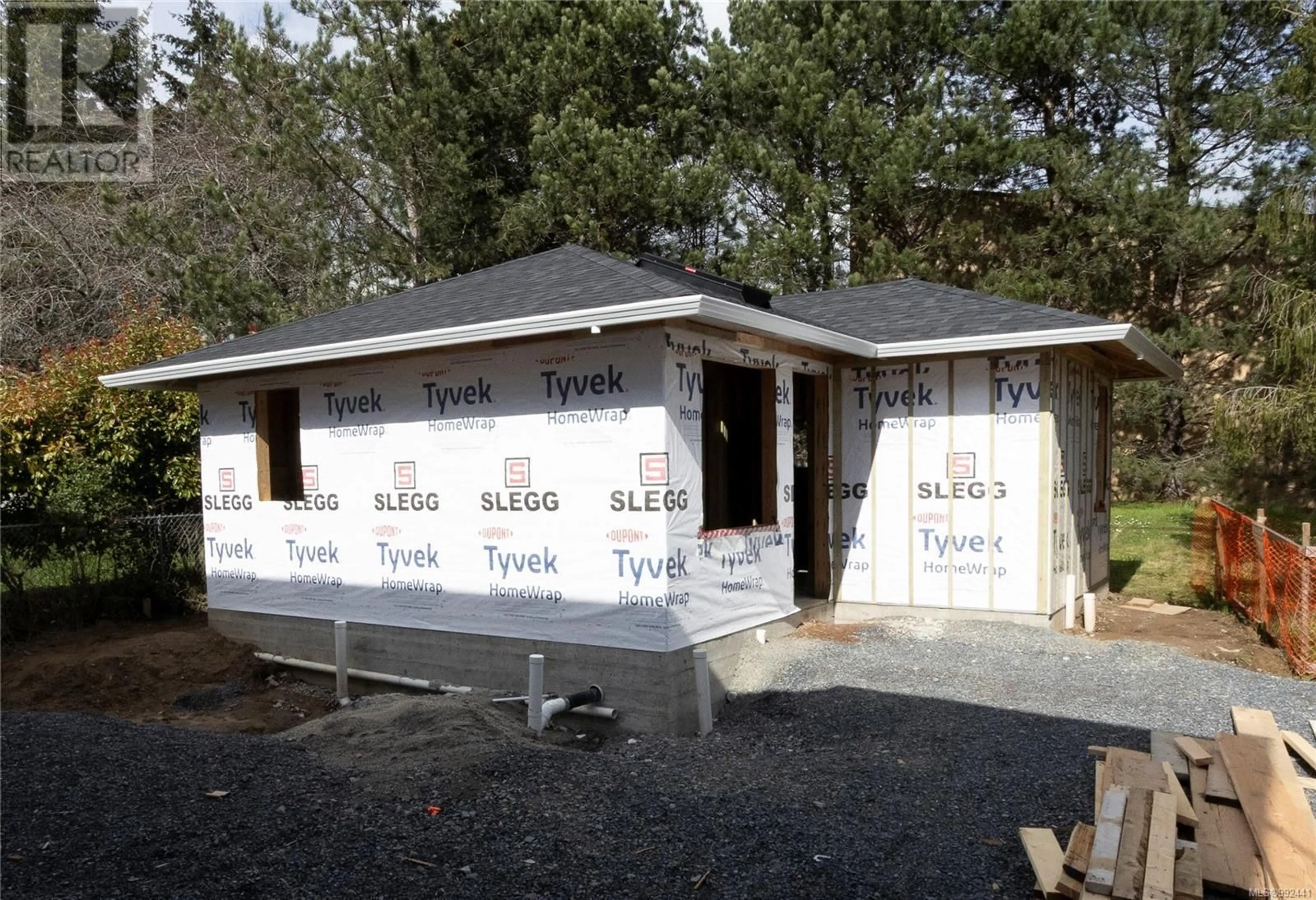 Home with vinyl exterior material, street for Cottage - 568 KAY STREET, Saanich British Columbia V8Z2L3