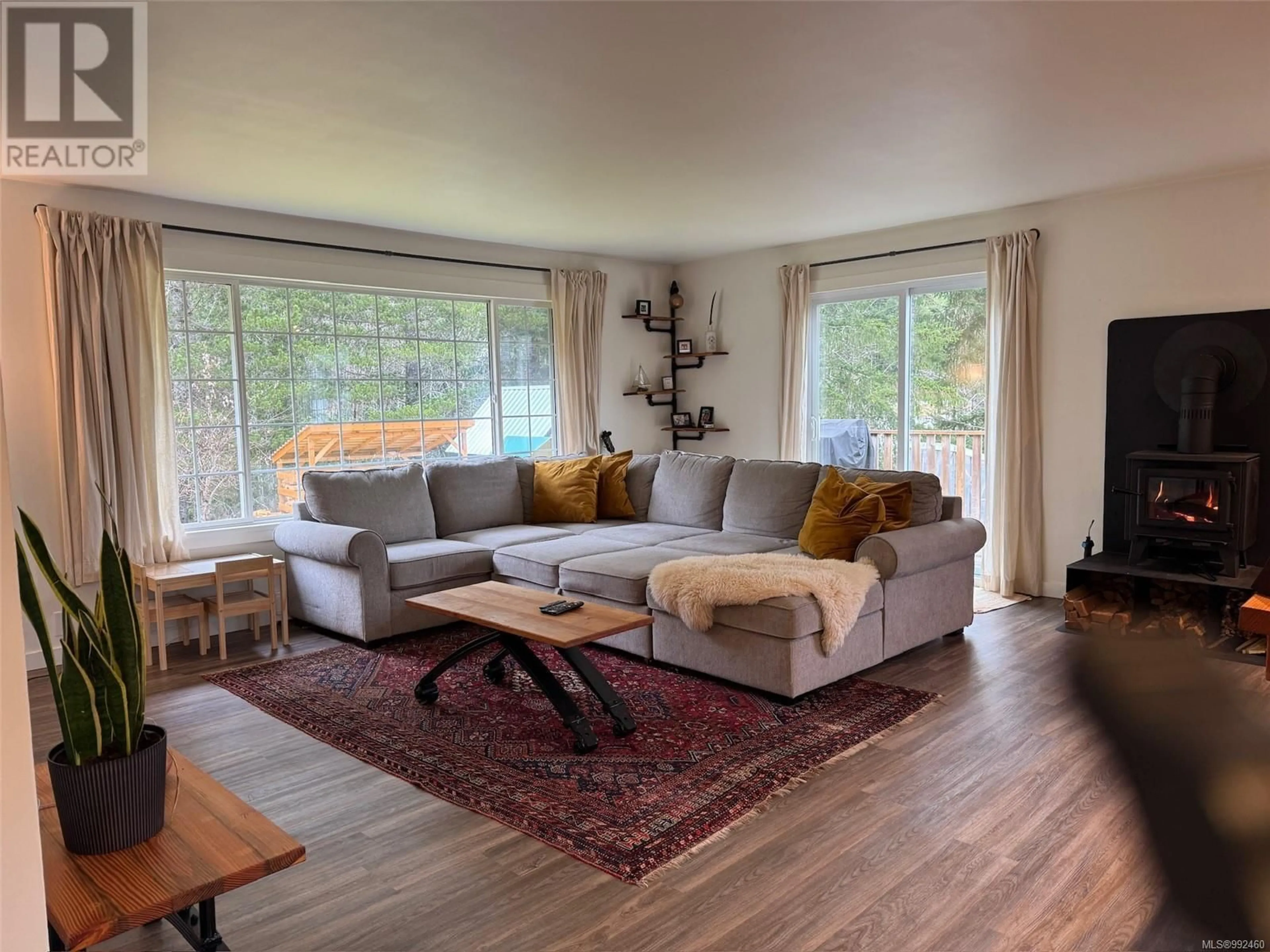 Living room with furniture, wood/laminate floor for 603 HUMMINGBIRD LANE, Gold River British Columbia V0P1G0