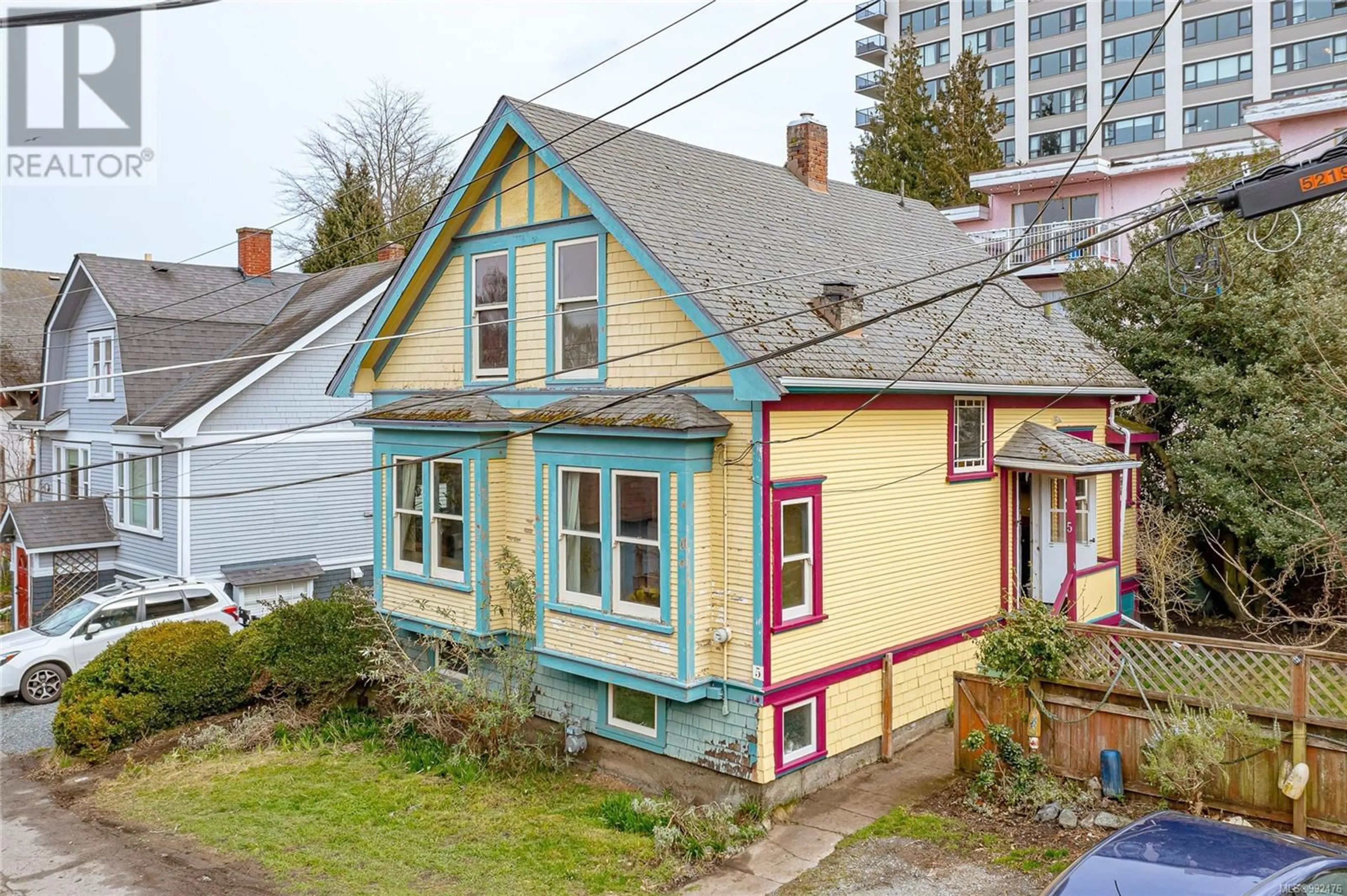 A pic from outside/outdoor area/front of a property/back of a property/a pic from drone, street for 5 Alma Pl, Victoria British Columbia V8V2C3