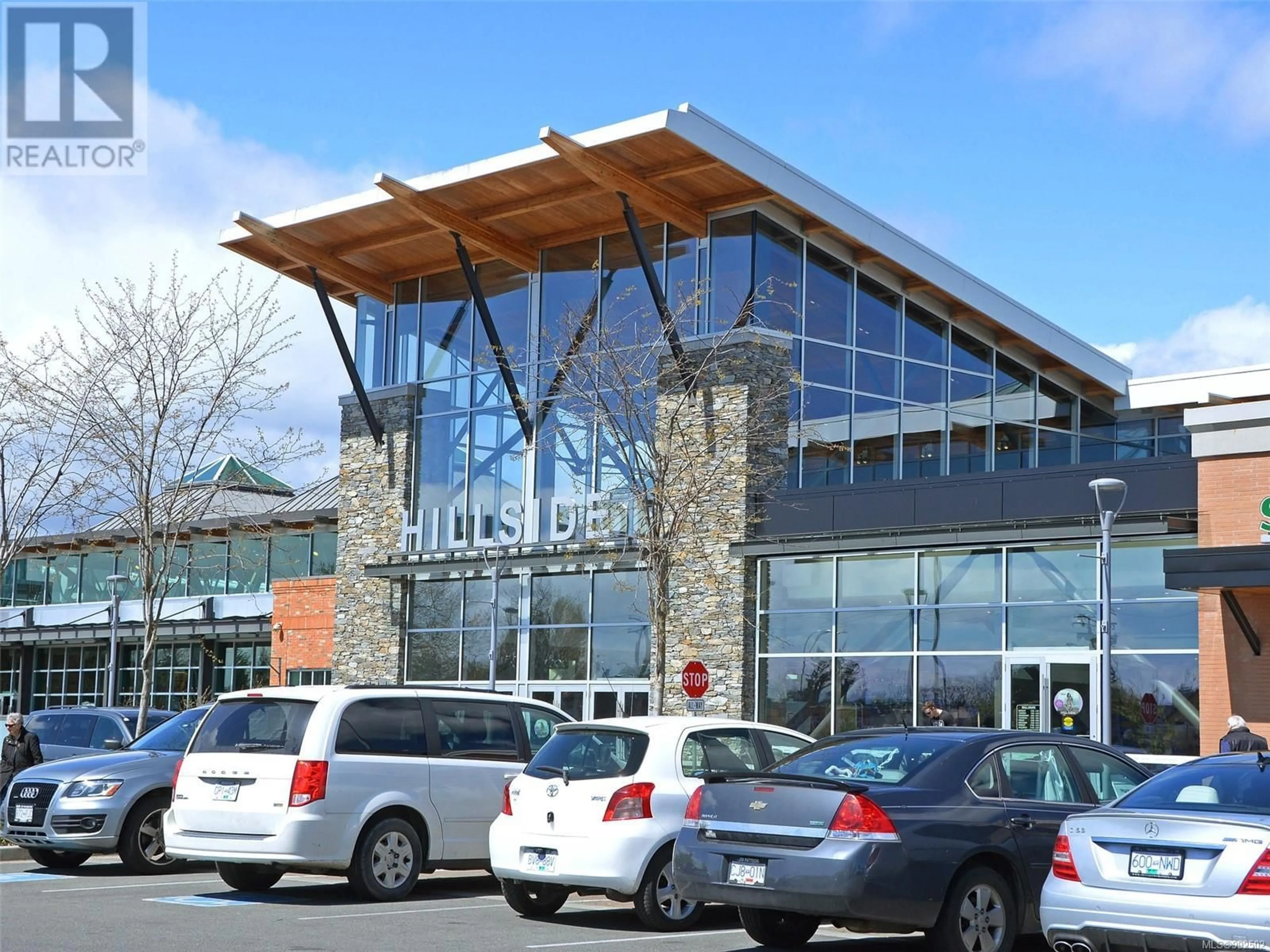 Indoor foyer for 1640 MYRTLE AVENUE, Victoria British Columbia V8R4J8