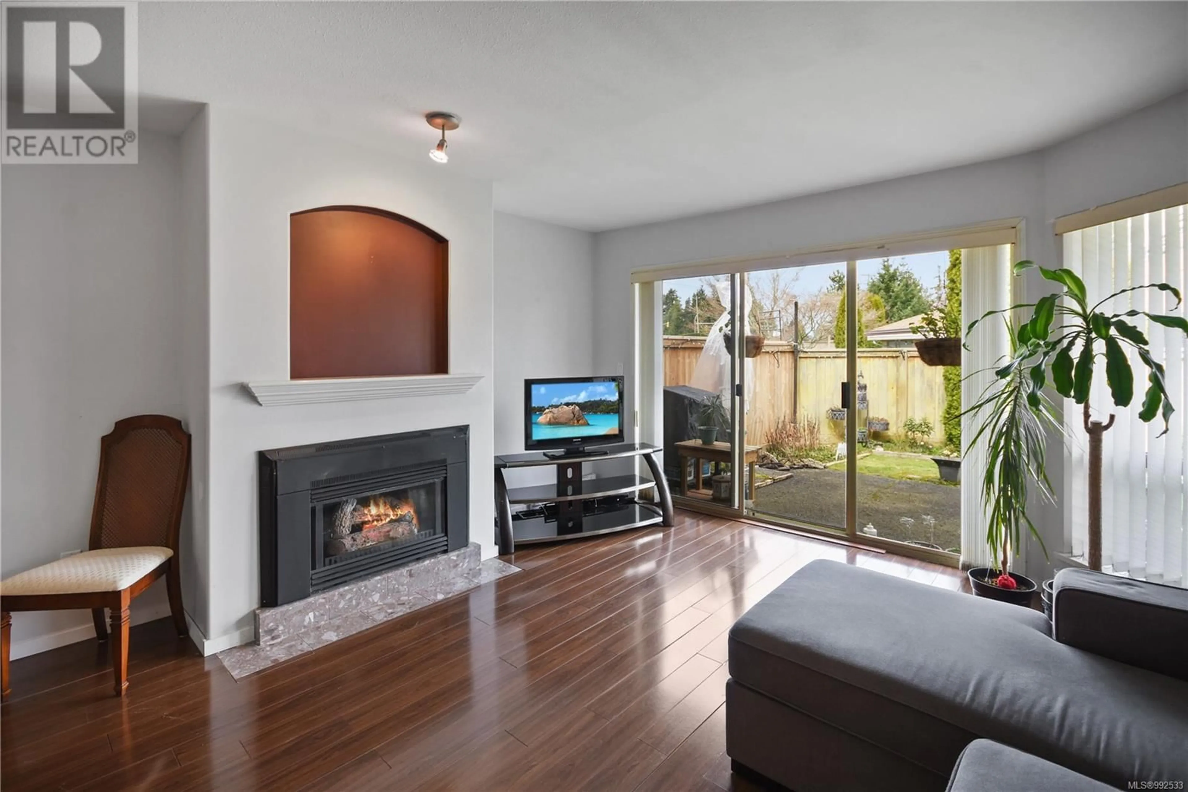 Living room with furniture, wood/laminate floor for 9 - 310 PYM STREET, Parksville British Columbia V9P2P4