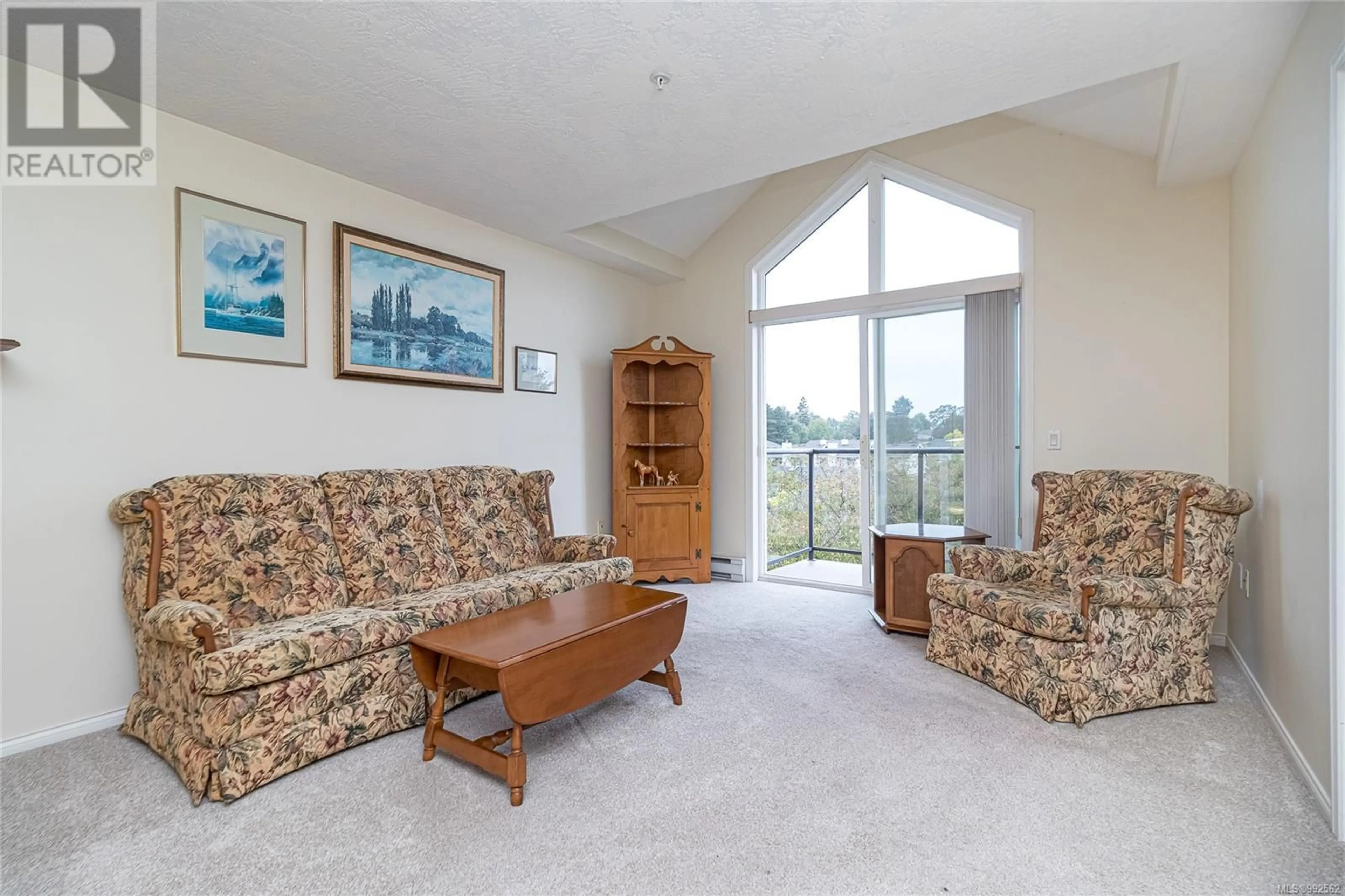 Living room with furniture, carpet floor for 315 - 1485 GARNET ROAD, Saanich British Columbia V8P5T5