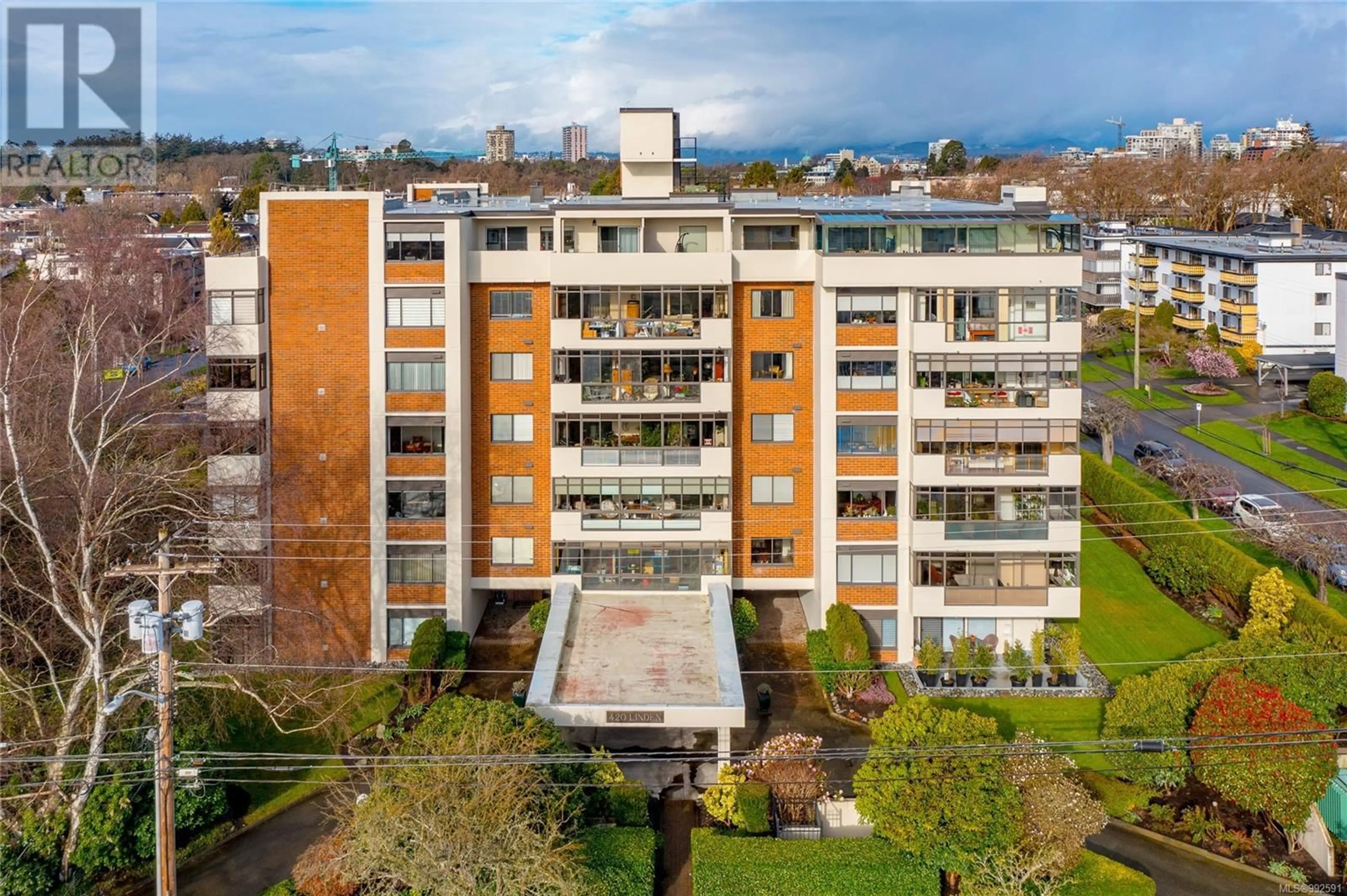 A pic from outside/outdoor area/front of a property/back of a property/a pic from drone, city buildings view from balcony for 704 420 Linden Ave, Victoria British Columbia V8V4G3