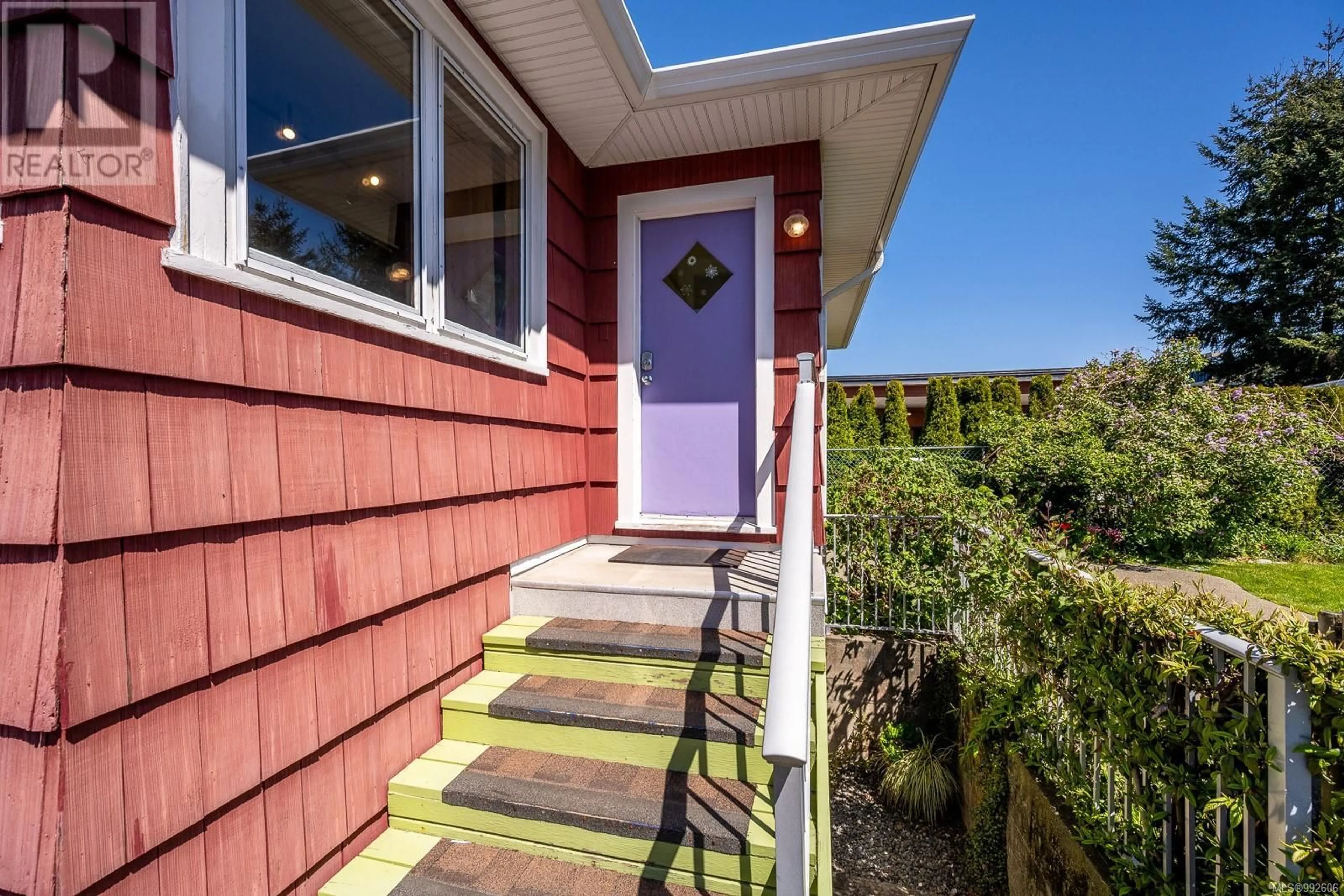 Home with vinyl exterior material, street for 380 10TH STREET, Courtenay British Columbia V9N1P5