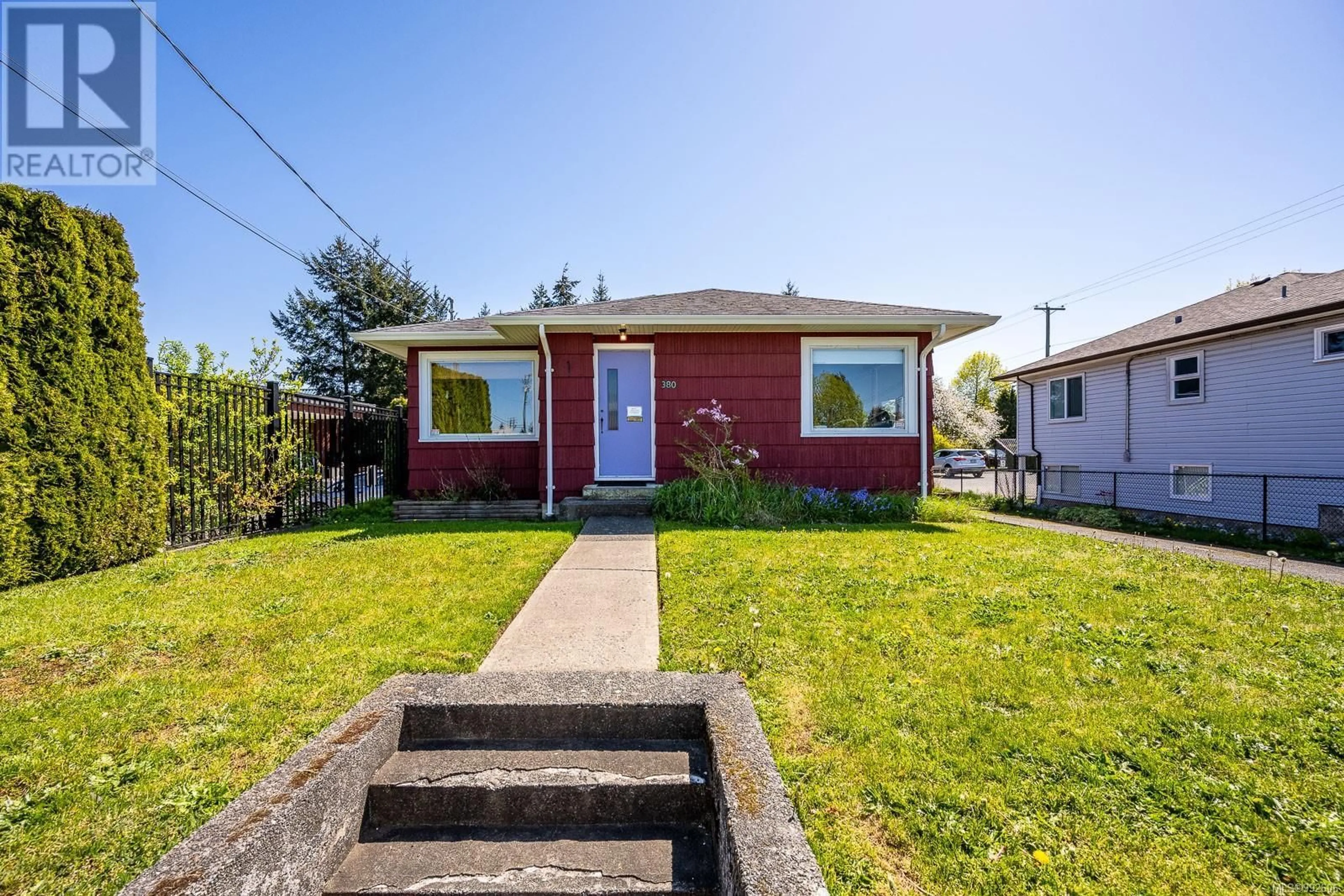 Home with vinyl exterior material, street for 380 10TH STREET, Courtenay British Columbia V9N1P5