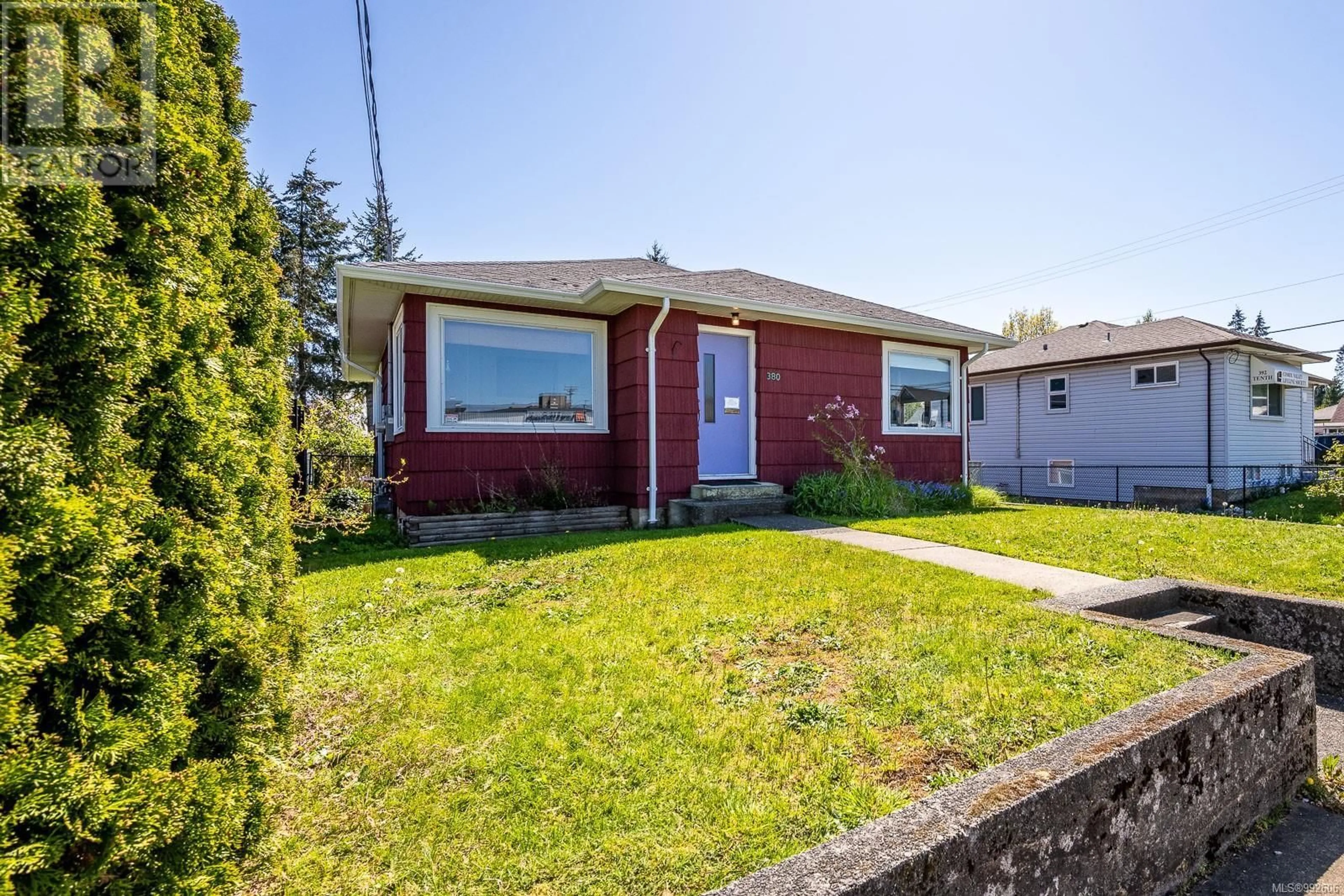 Home with vinyl exterior material, street for 380 10TH STREET, Courtenay British Columbia V9N1P5